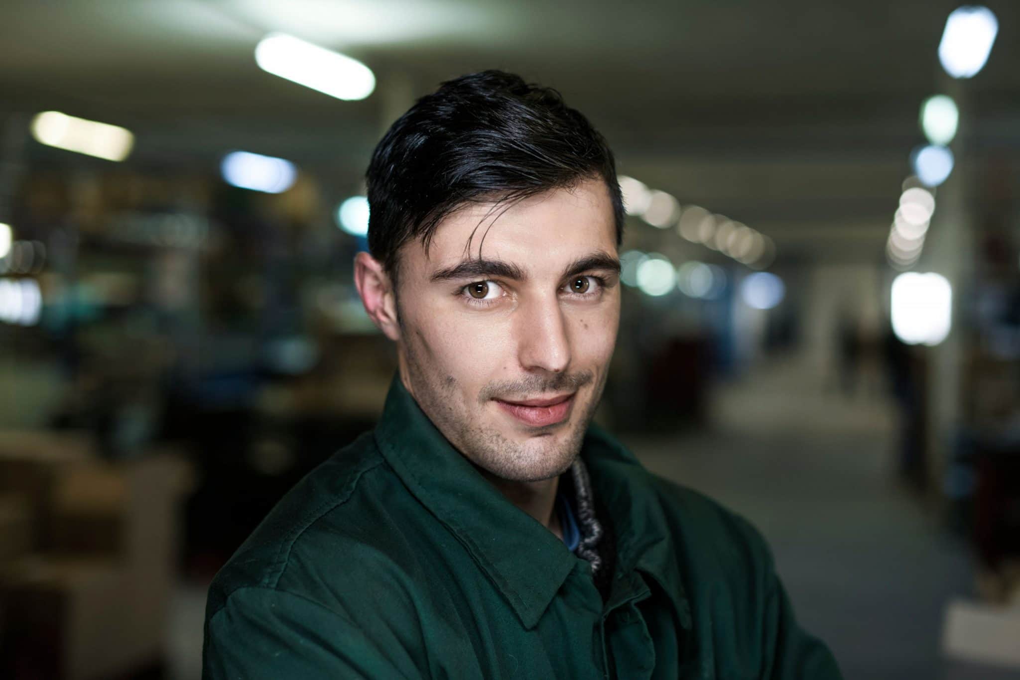 Photographe portrait pour trombinoscope en usine.