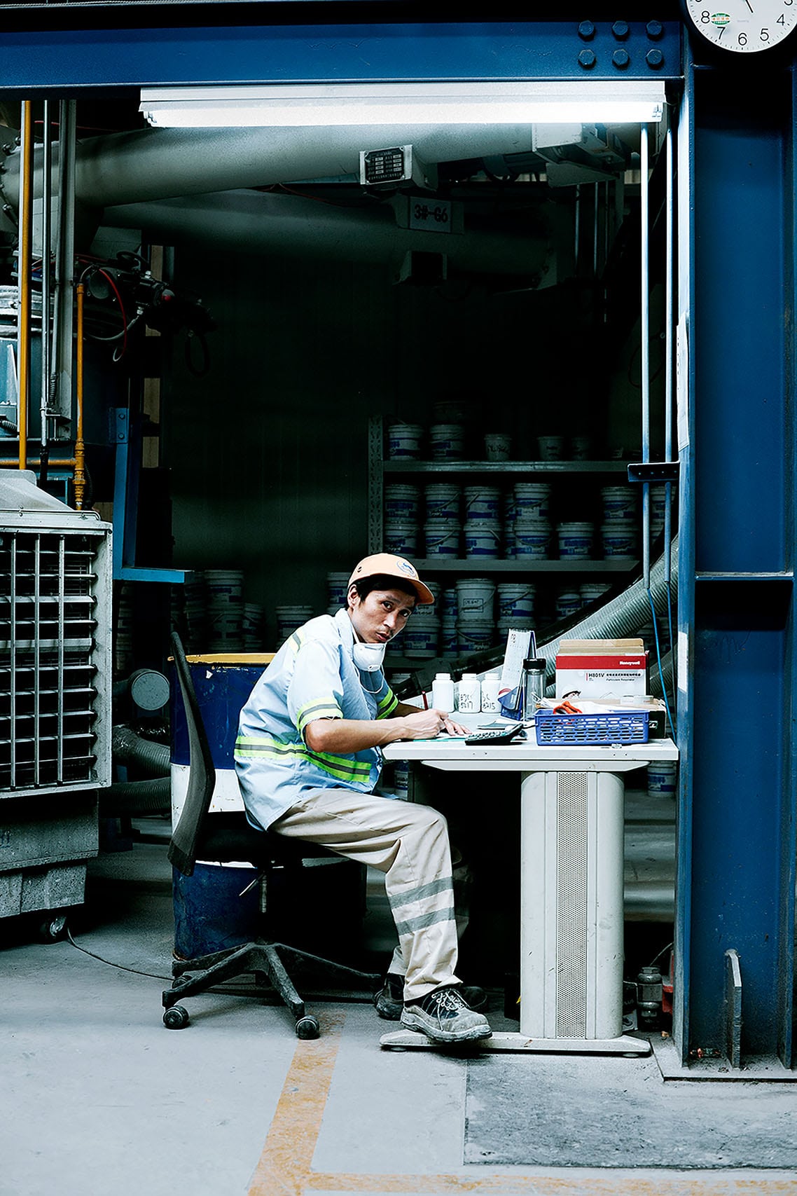 Portrait d'un ouvrier à l'usine Davco à Guangzhou en Chine