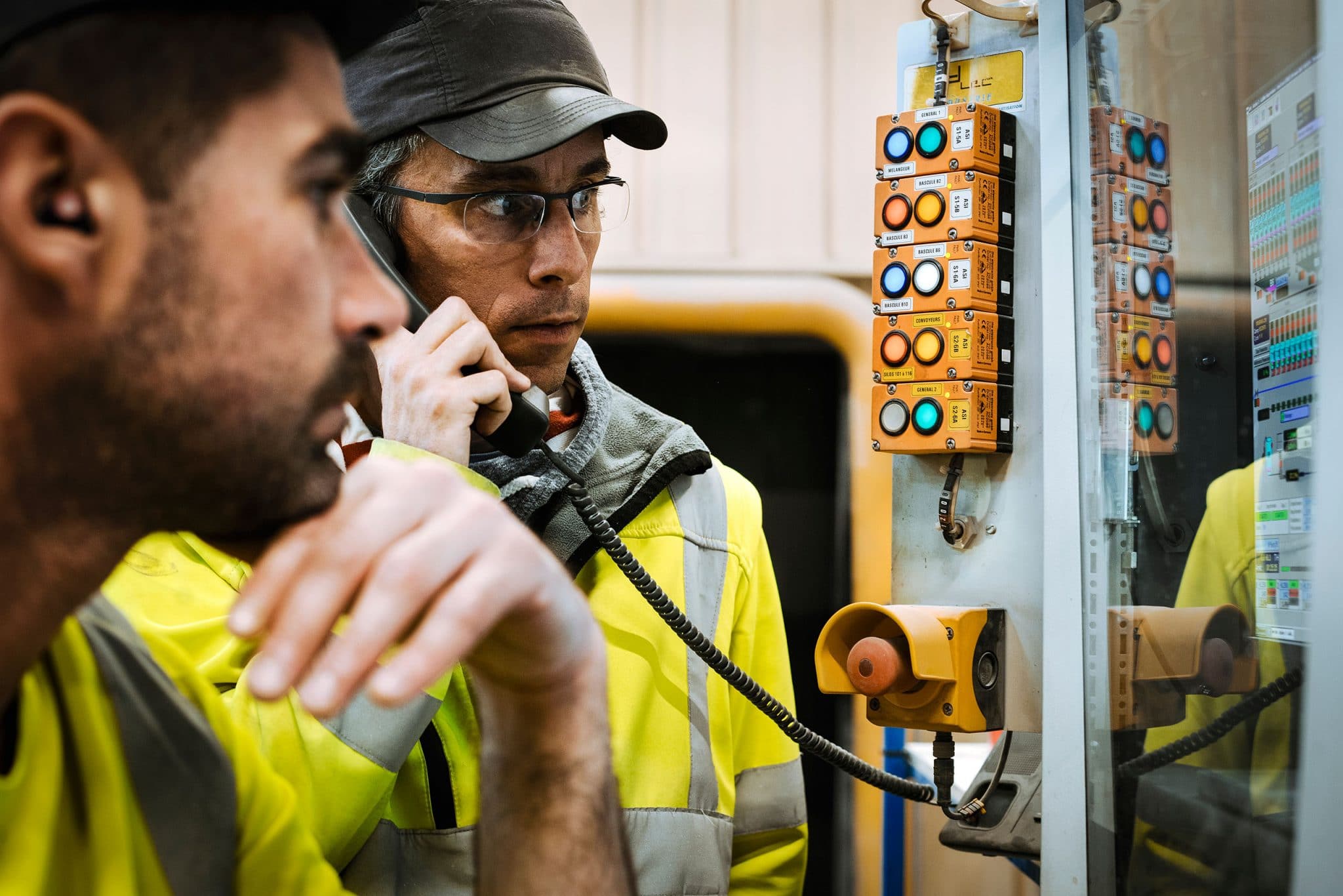 Ingénieurs à la maintenance d'une machine chez Parexlanko