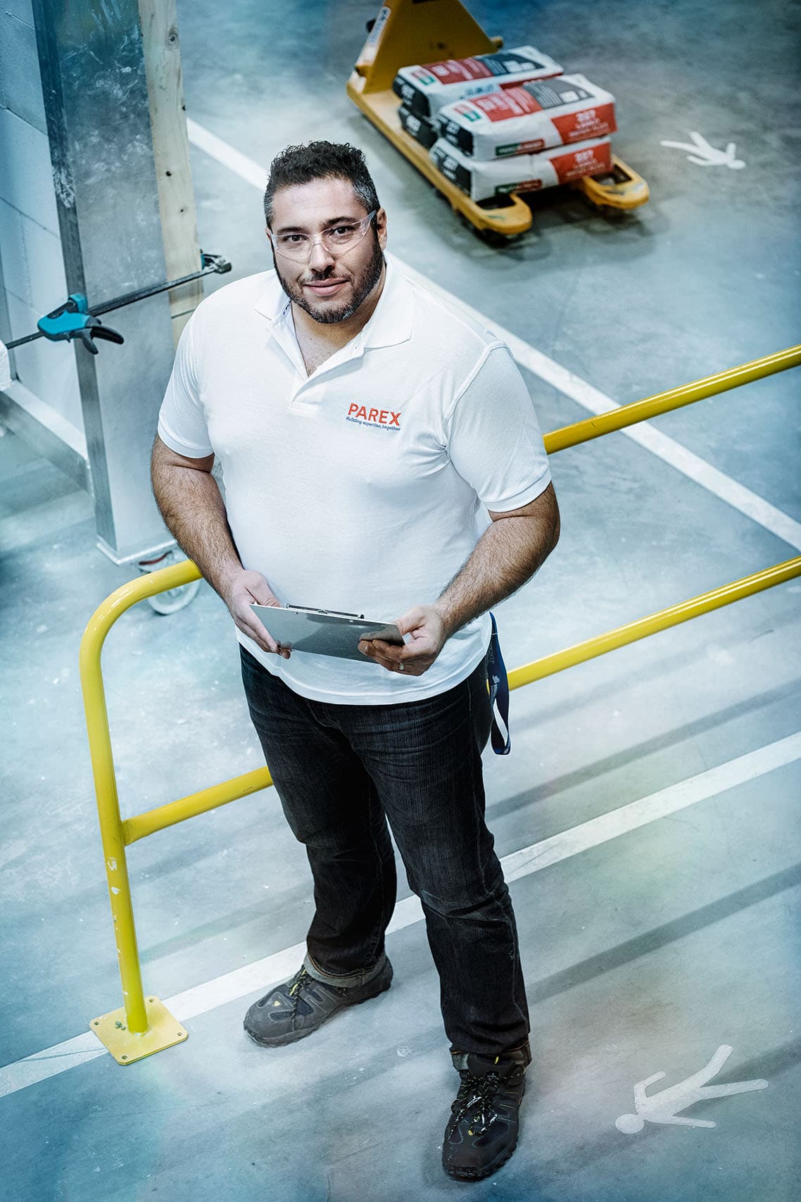 Portrait d'un employé sur site industriel lors d'un reportage photo pour Parexgroup