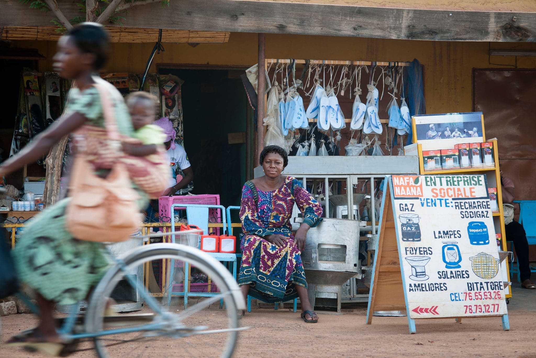 A Kossodo, dans les faubourgs de Ouagadougou. Gilberte NANEMA, boutiquière vendant les lampes AWANGO by TotalEnergies
