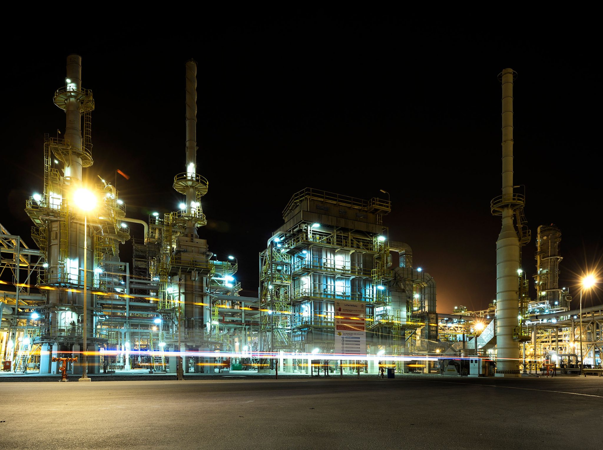 Photo de nuit d'une raffinerie à Ras Laffan