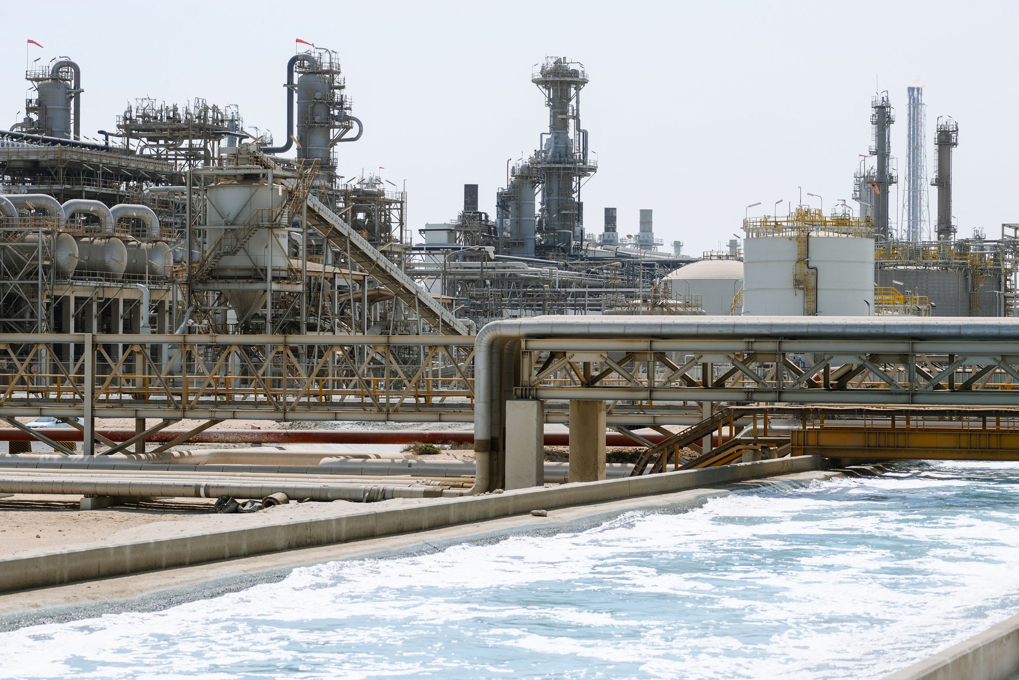 reportage photo dans la citée industrielle de raffineries à Ras Laffan au qatar pour TotalEnergies