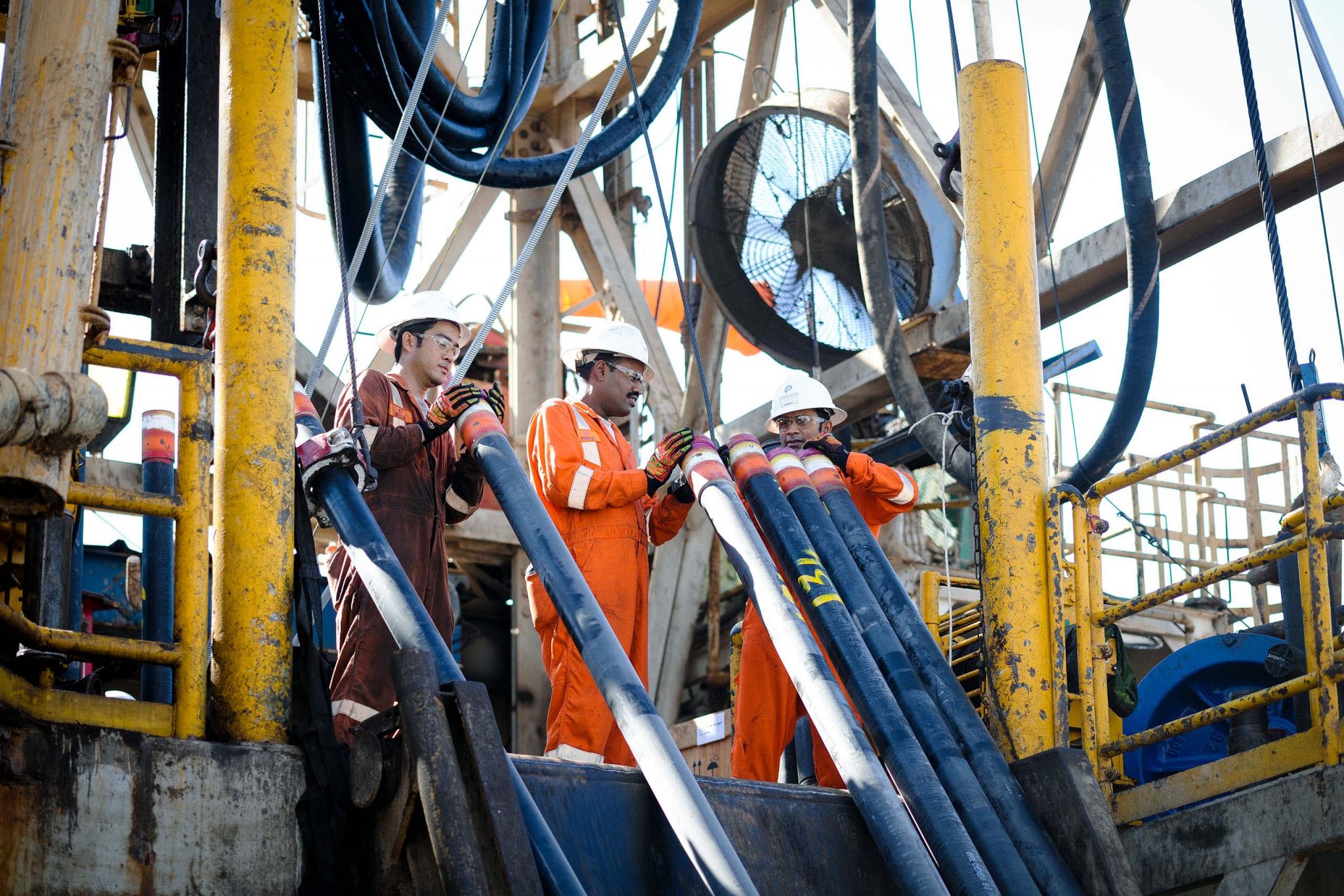 Photographe certifié BOSIET & HUET. Acheminement des pipeline vers le puit sur la plateforme de forage offshore Paragon L1115
