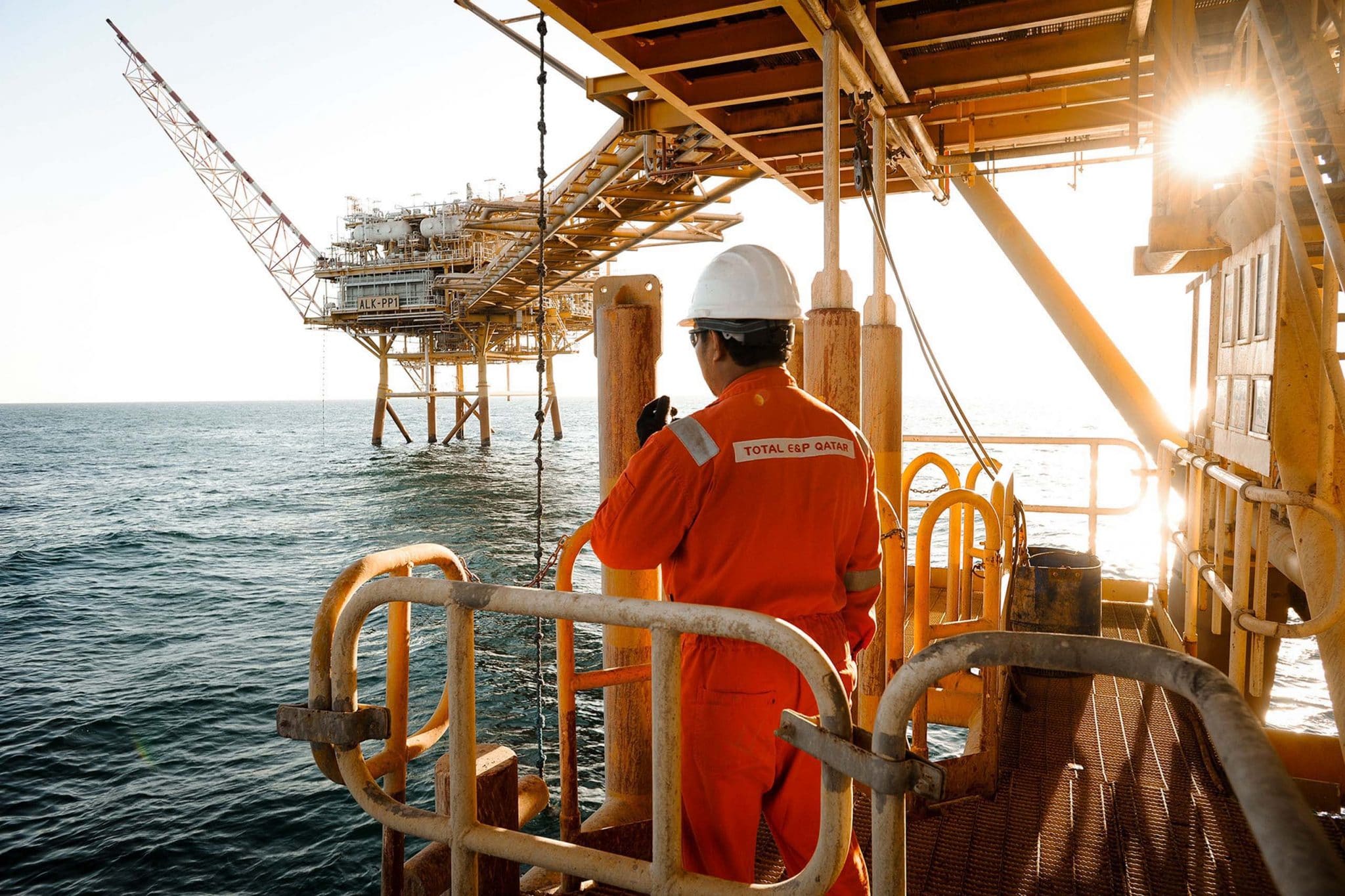 Reporter photographe professionnel certifié BOSIET & HUET. Plateforme de forage offshore. extraction du pétrole au fond des océans pour TotalEnergies au QATAR
