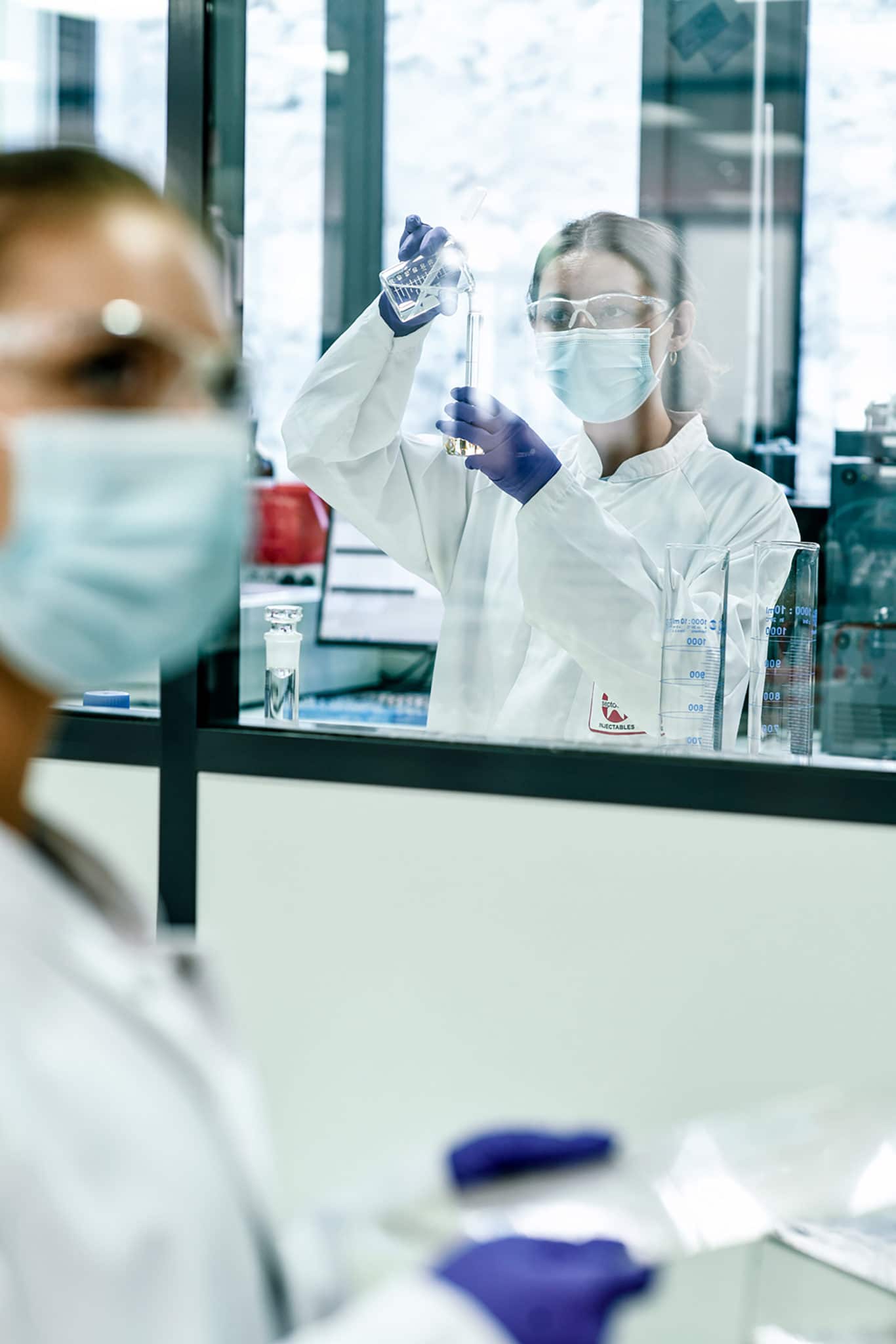 Photographe industrie. Patrick Sordoillet. Dans les laboratoires de Septodont.