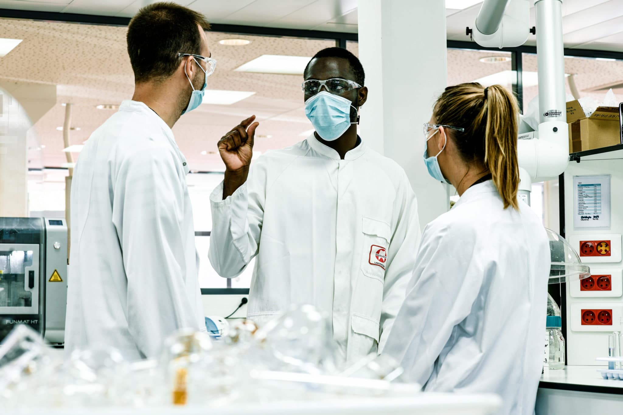 Photographie industrielle en laboratoire médical. Septodont.