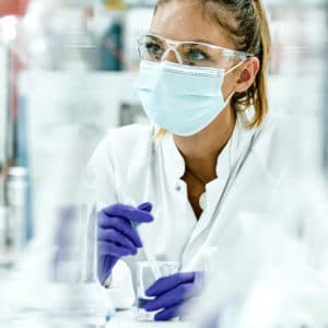 portrait en situation d'une opératrice de laboratoire chez Septodont