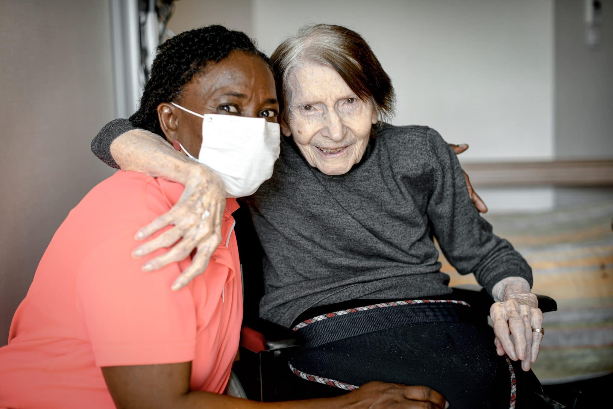 Photographe professionnel Santé en Maison de Retraite. EHPAD de Neuilly sur Seine. Une aide-soignante réconforte une résidente centenaire.
