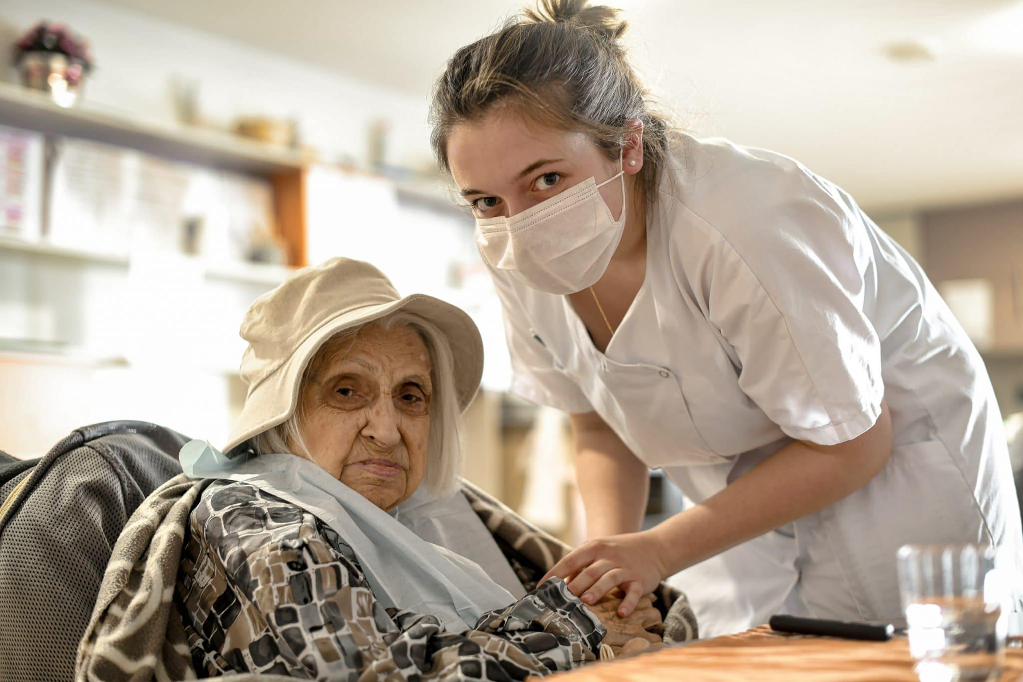 Reportage Santé en Maison de Retraite. EHPAD de Neuilly sur Seine. Une aide-soignante prenant soin d'une résidente.