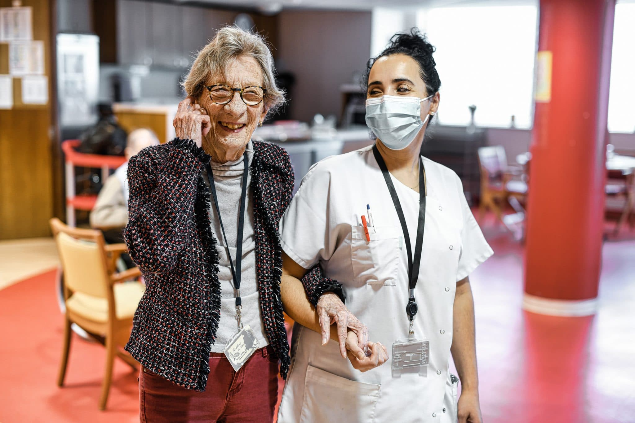 EHPAD Sainte Emilie. Scène de vie entre une résidente et une aide-soignante. Reportage photographe professionnel Santé en Ehpad à Paris.