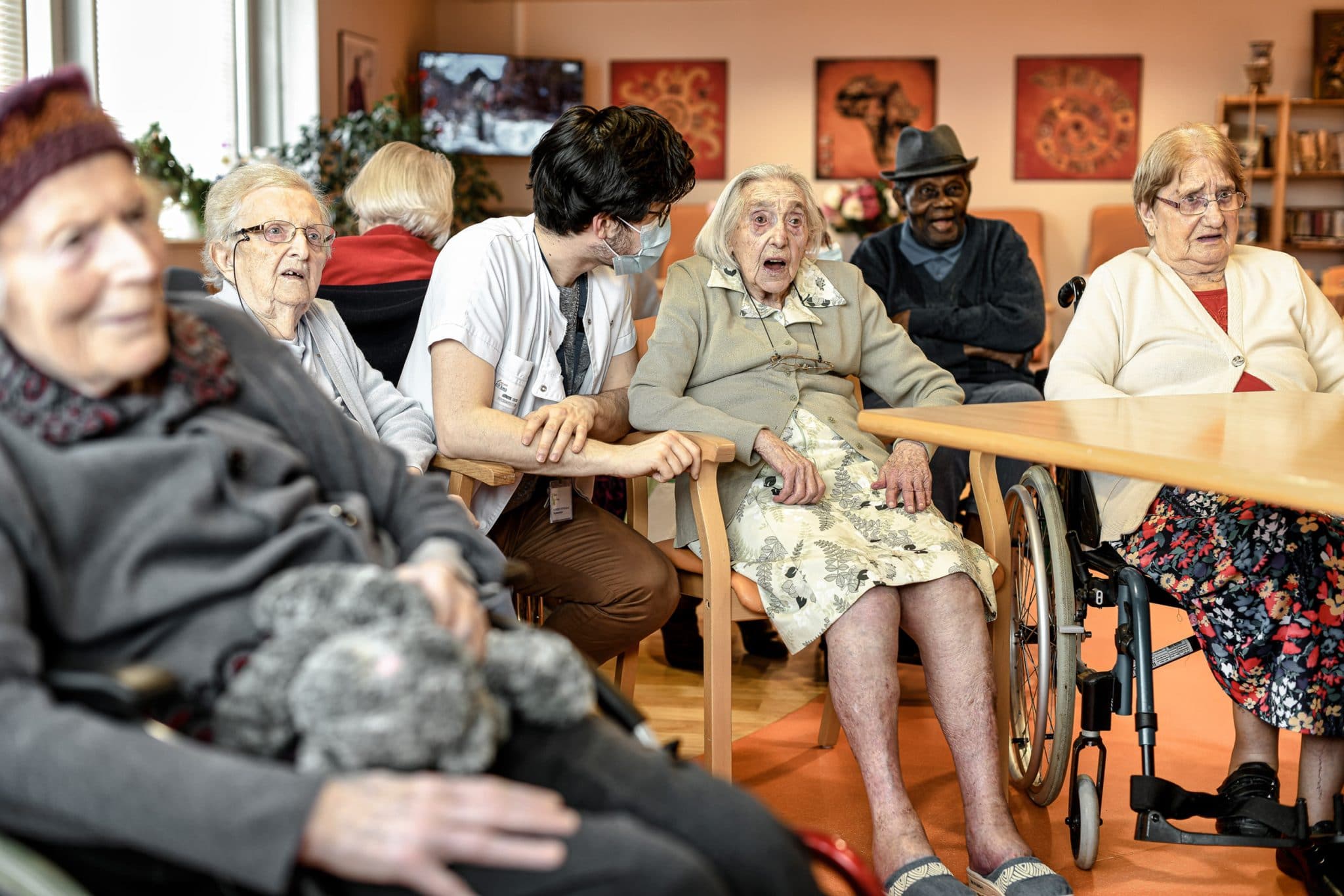 EHPAD La Chesnaye. Séance d'animation avec les résidents. Reportage photographe en Ehpad.