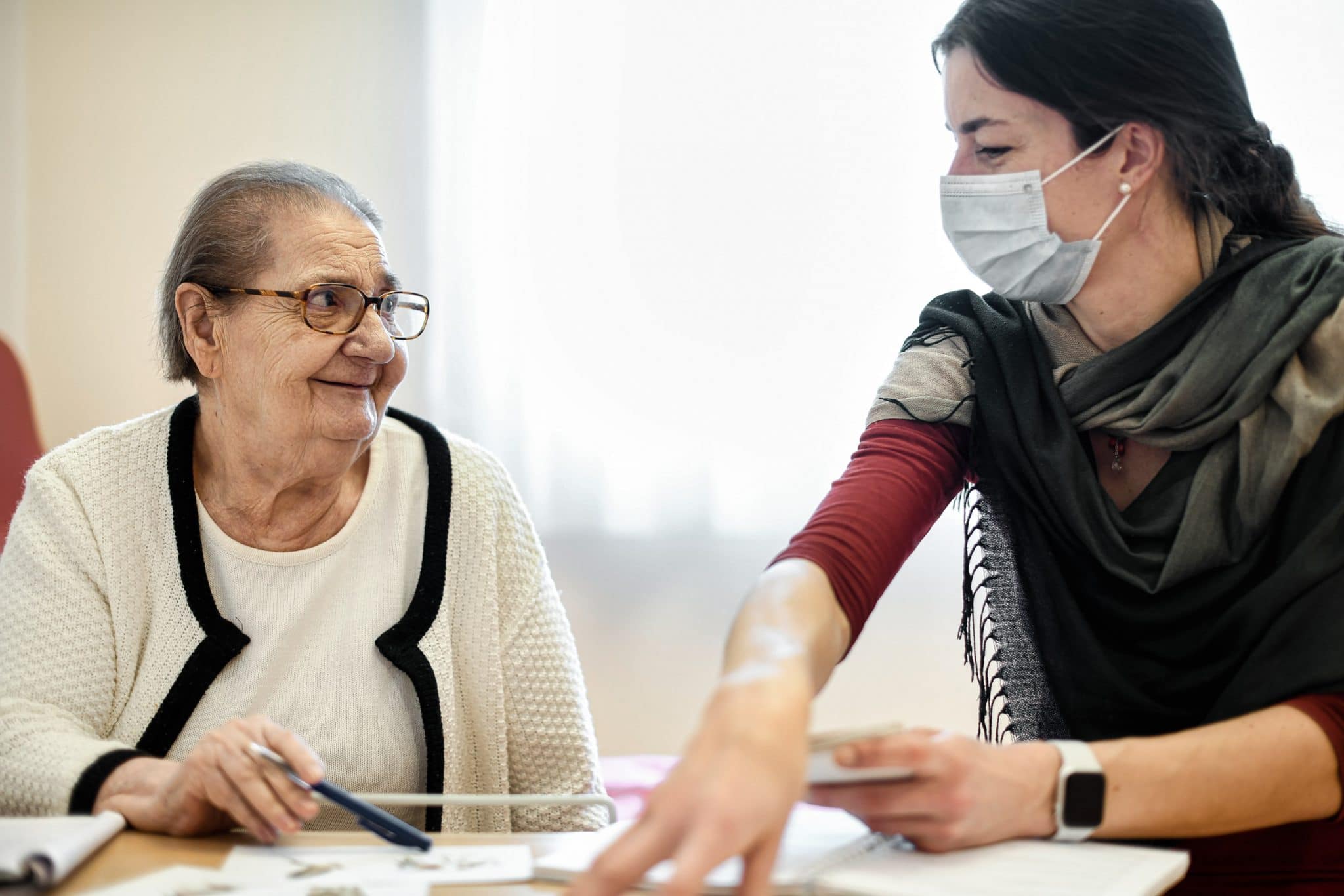 EHPAD La Chesnaye. Psychomotricienne avec une résidente. Reportage photographe Santé à Paris.