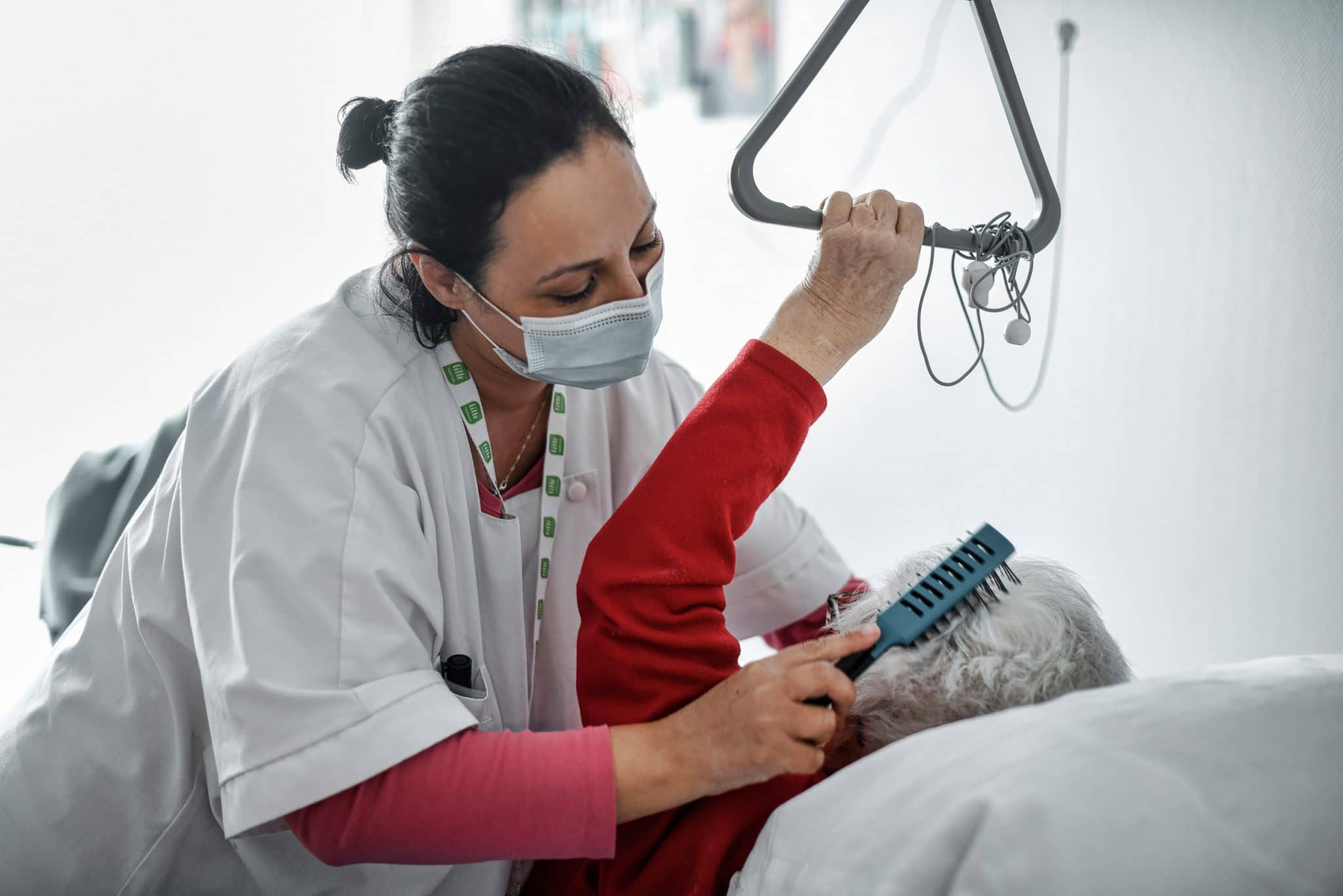 EHPAD La Méridienne. Une aide-soignante s'occupe de la toilette d'une résidente. Reportage photographe Santé.
