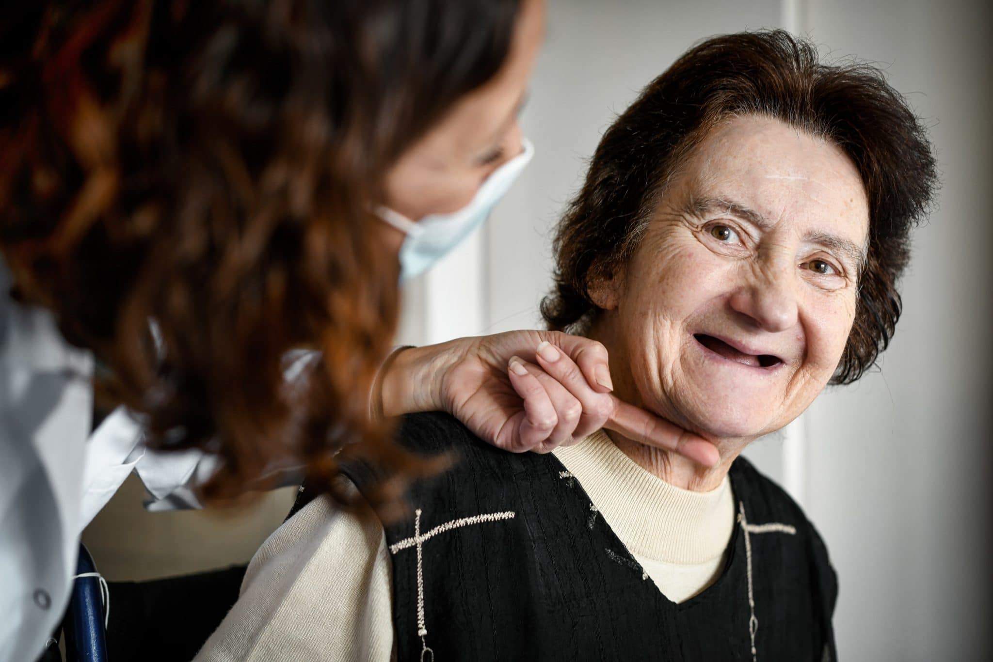 EHPAD Les Marronniers. Portrait d'une résidente en unité d'hebergement Renforcée. Reportage professionnel Santé.