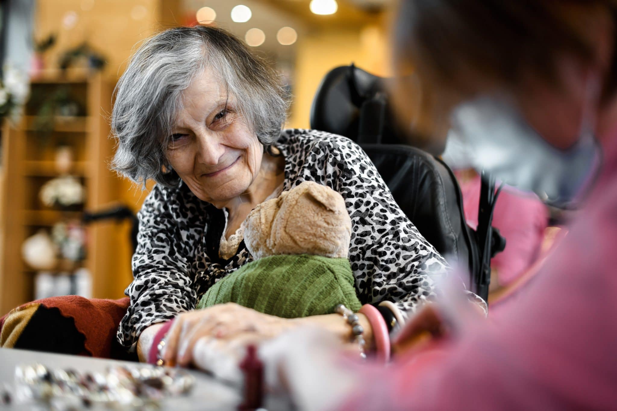 EHPAD Larmeroux. Portrait d'une résidente atteinte de la maladie d'Alzheimer. Reportage photo en Ehpad à Paris.