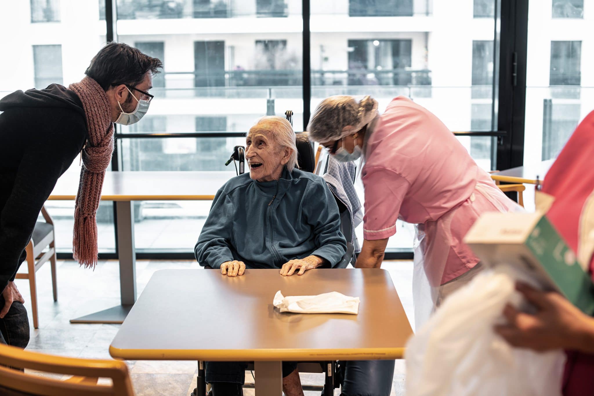EHPAD Lasserre. Echanges entre un résident et un animateur. Reportage photo Santé.
