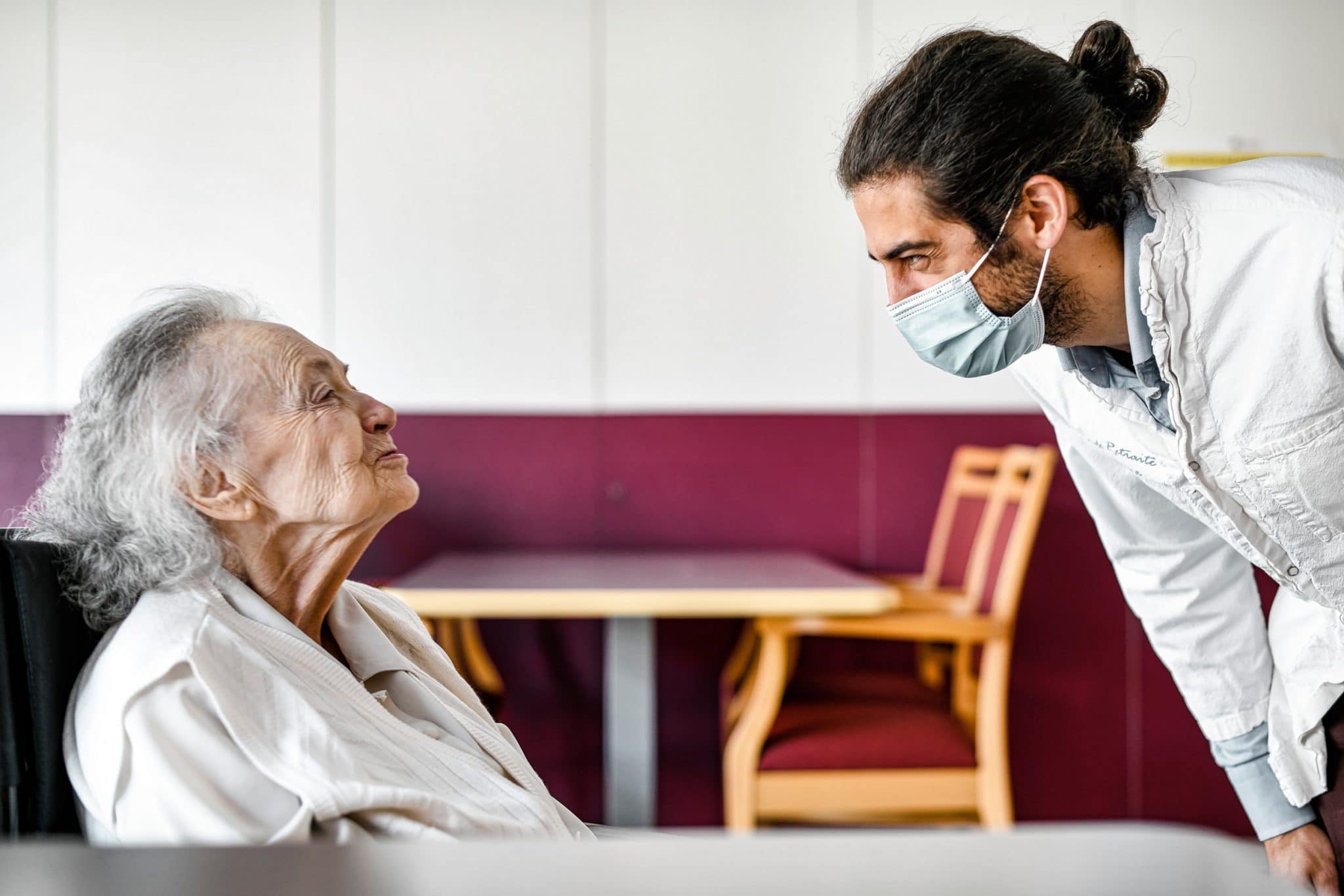 EHPAD Lasserre. Complicité entre une résidente et un personnel de la maison de retraite. Reportage Santé.