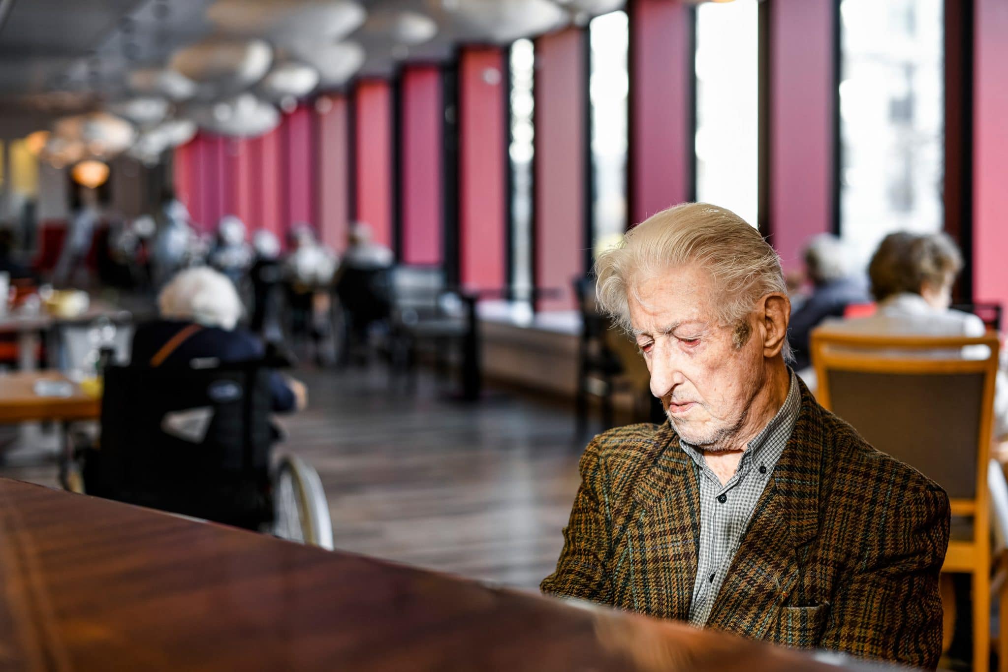 Reportage photographe professionnel en Ehpad à Paris. EHPAD Lasserre. Un résident joue du piano.