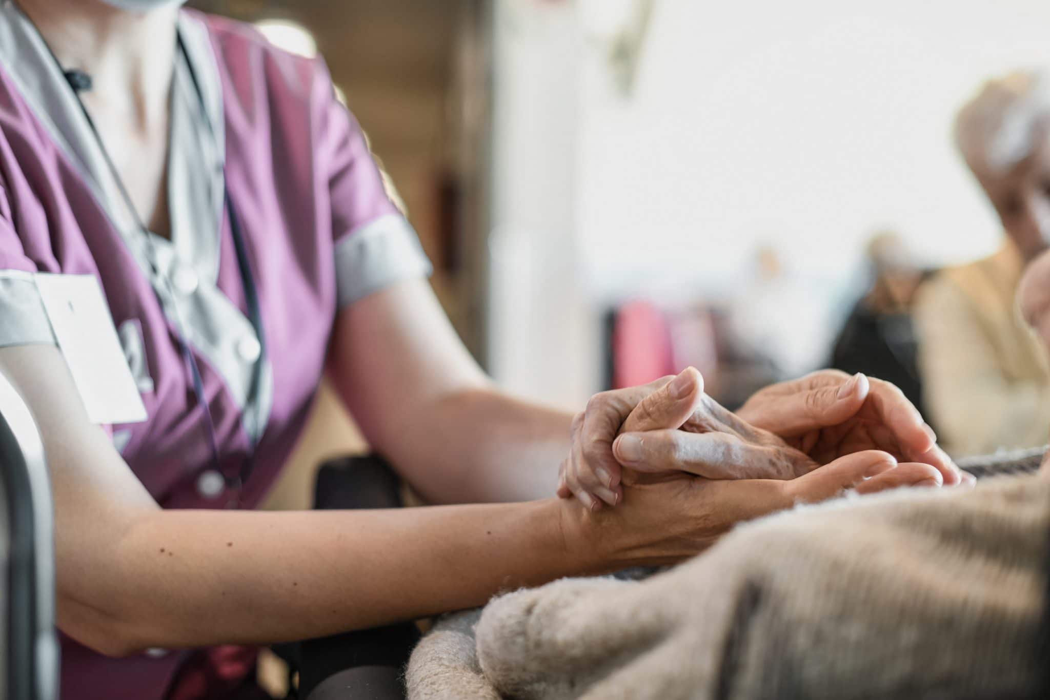 Reportage photographe Santé en Ehpad. Lasserre. Ergothérapeute apportant du réconfort à une résidente en plateforme de répit.