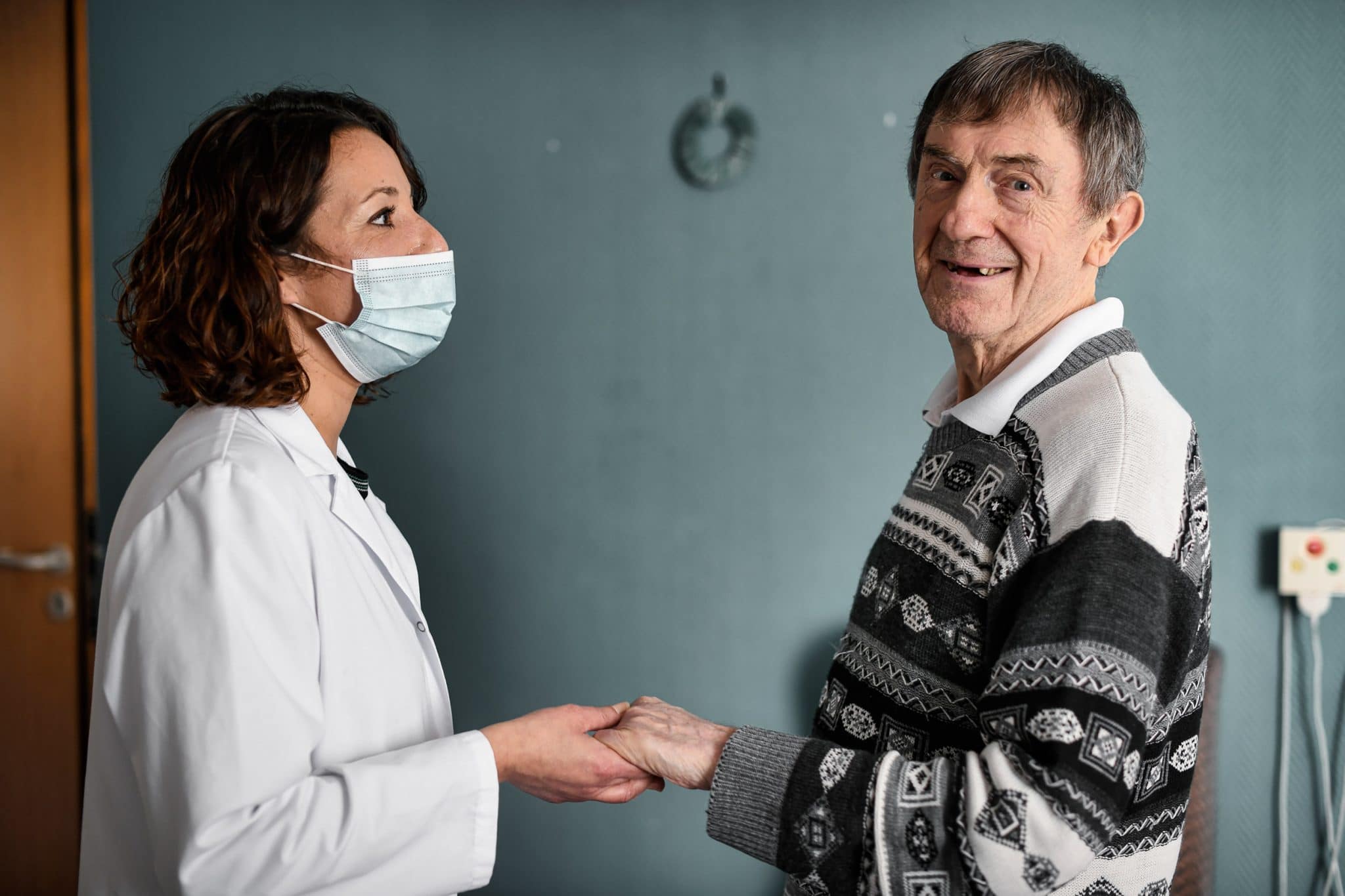 Reportage photographe professionnel en Ehpad. EHPAD Les Marronniers. Une animatrice avec un résident Alzheimer