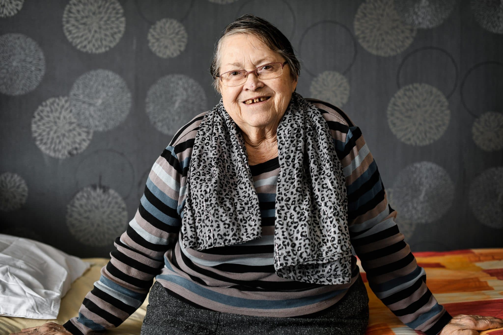 Reportage photographe en Ehpad. EHPAD Les Marronniers. Portraits d'une résidente en unité de vie protégé UVP.