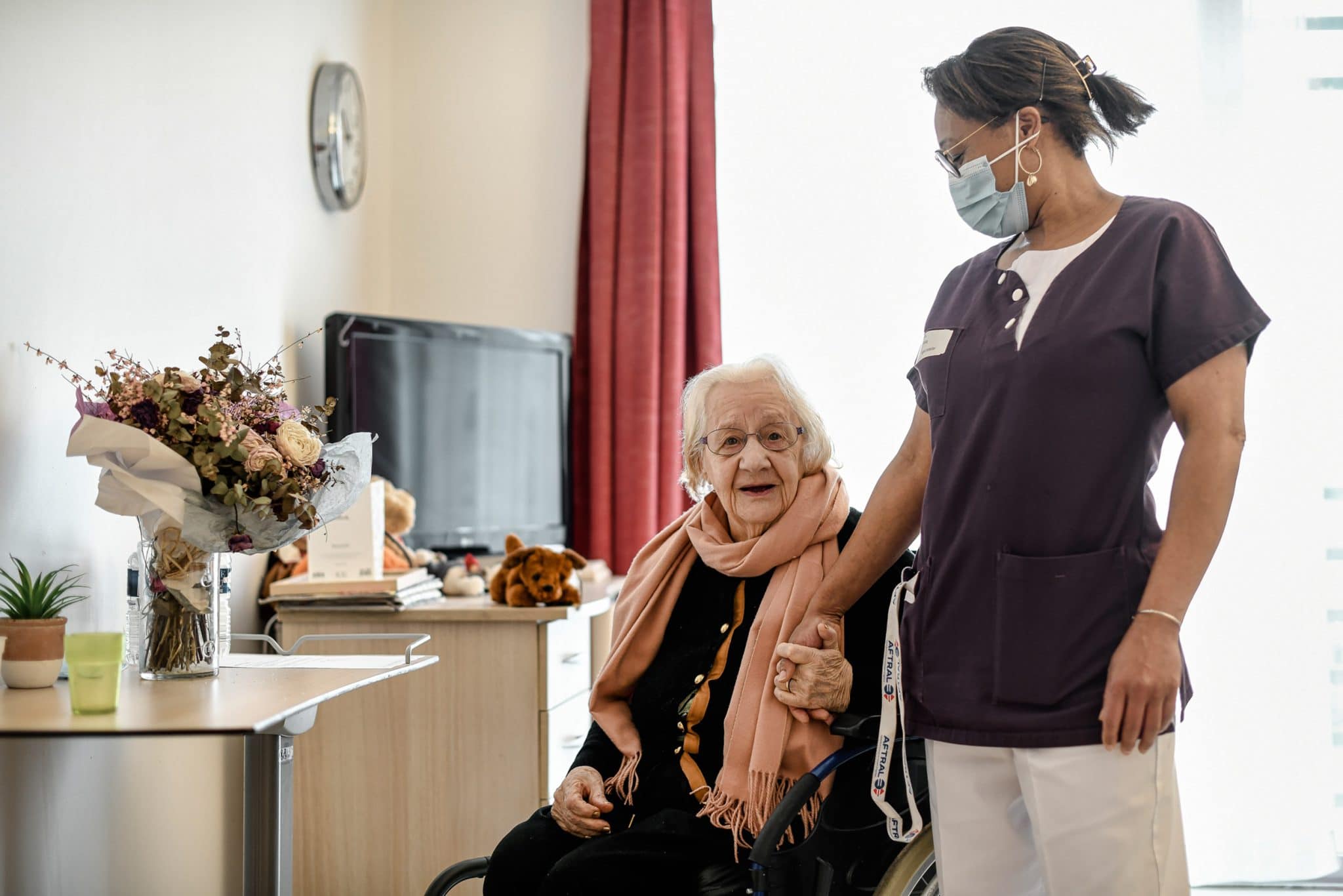Reportage photographe professionnel à Paris. EHPAD Marguerite Renaudin. Portrait d'une résidente et son infirmière.