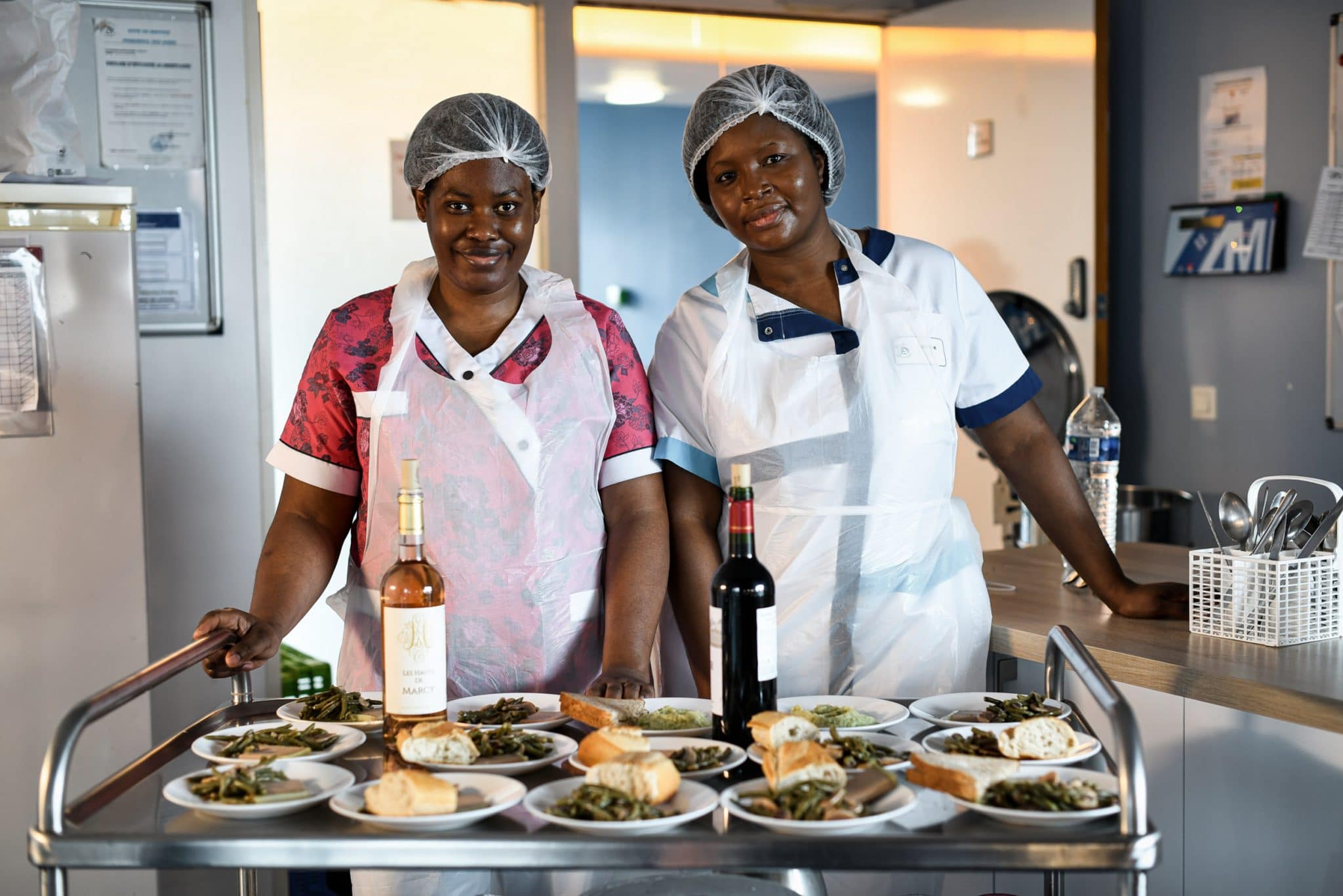 Photographe en Ehpad à Paris. EHPAD Sainte Emilie. Préparation des repas pour les résidents