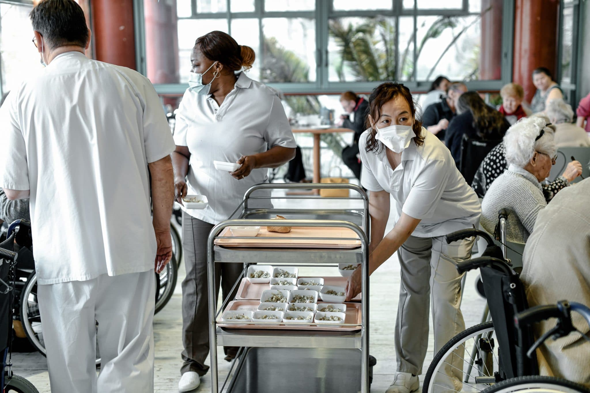 Reportage photo Santé à Paris. EHPAD Madeleine Verdier. Distribution des repas au restaurant de l'établissement
