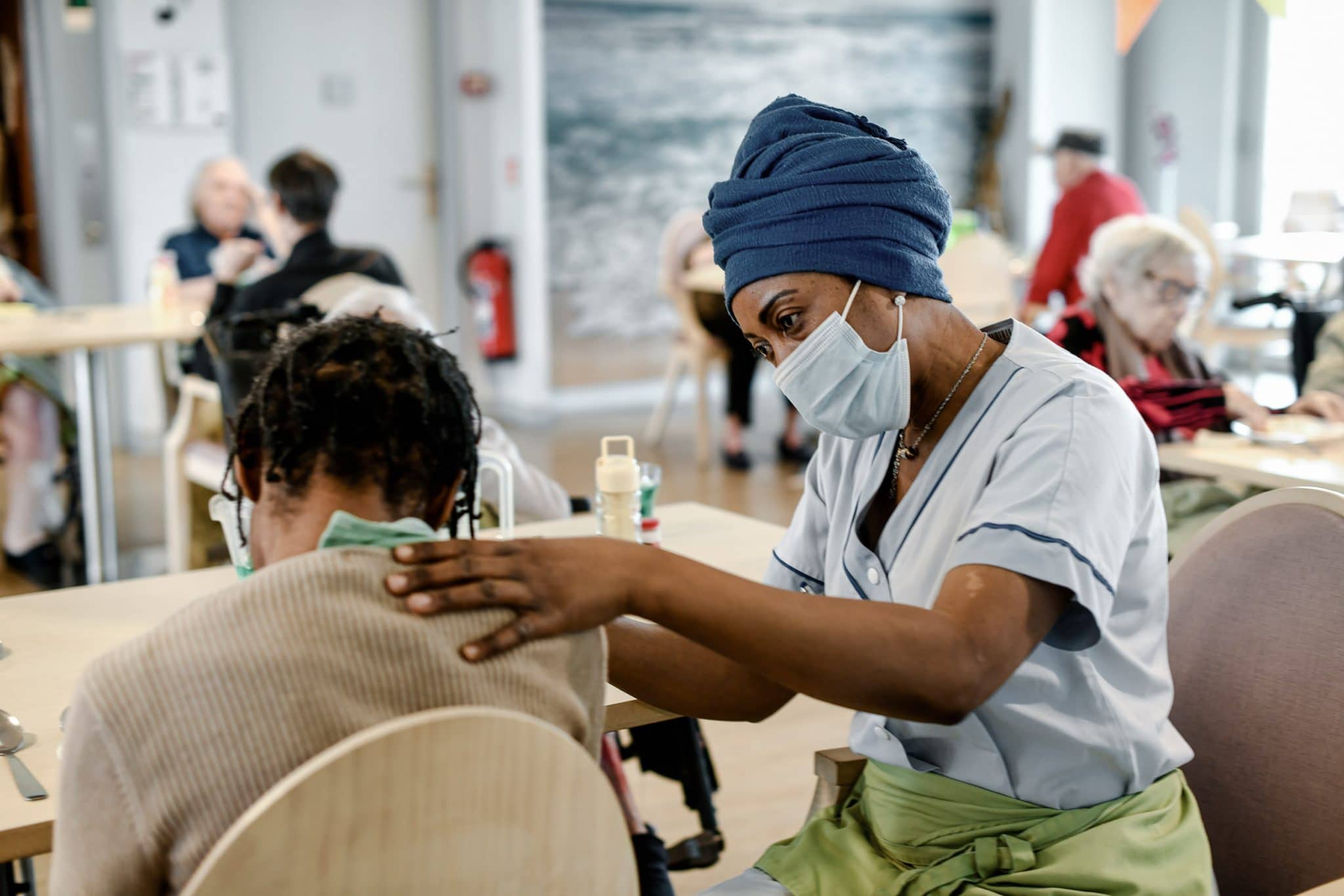 Reportage photo Santé. EHPAD Madeleine Verdier. Aide-soignante pendant le repas