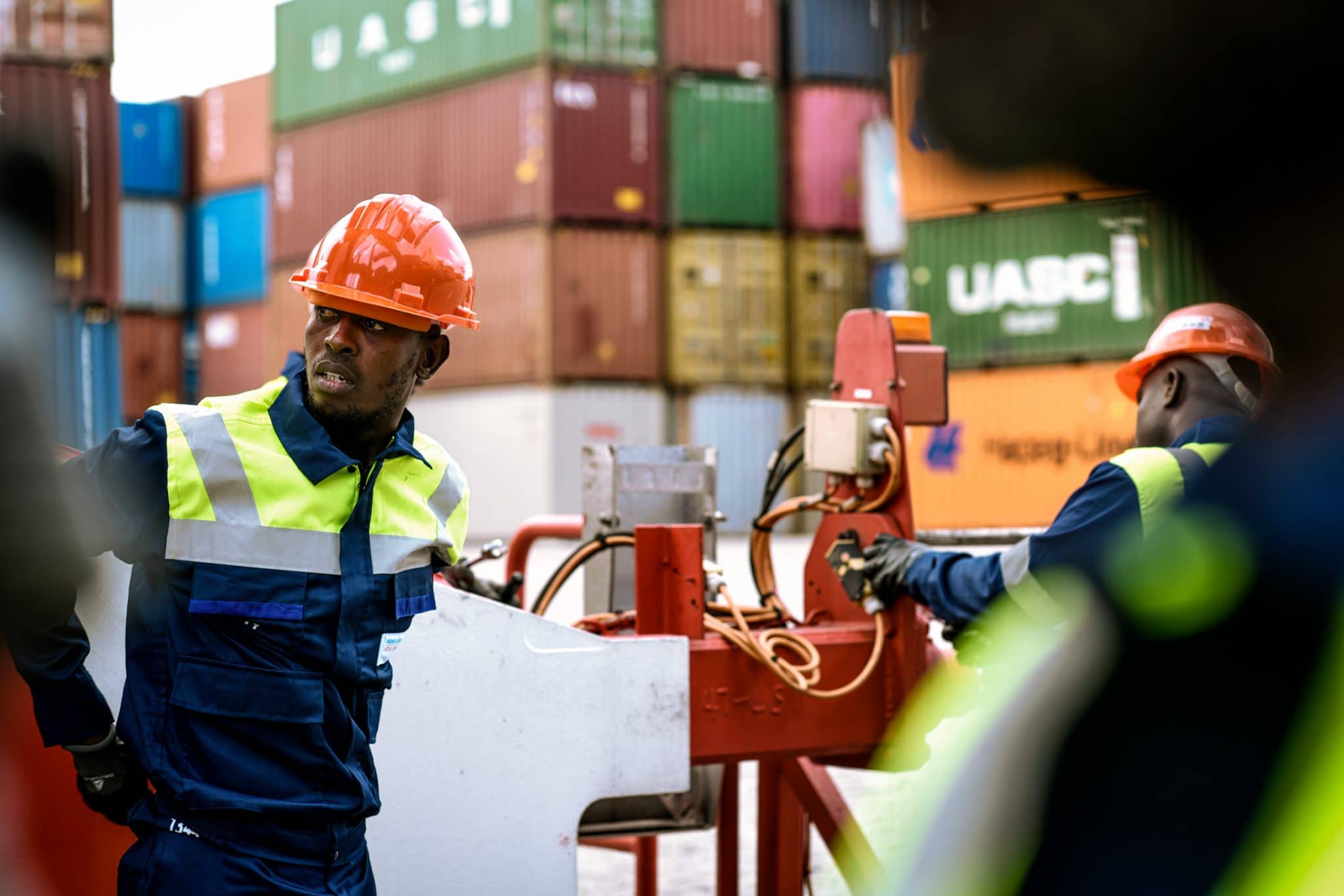 Photographe portrait homme de terrain. Maintenance sur les docks d'Abidjan Terminal.