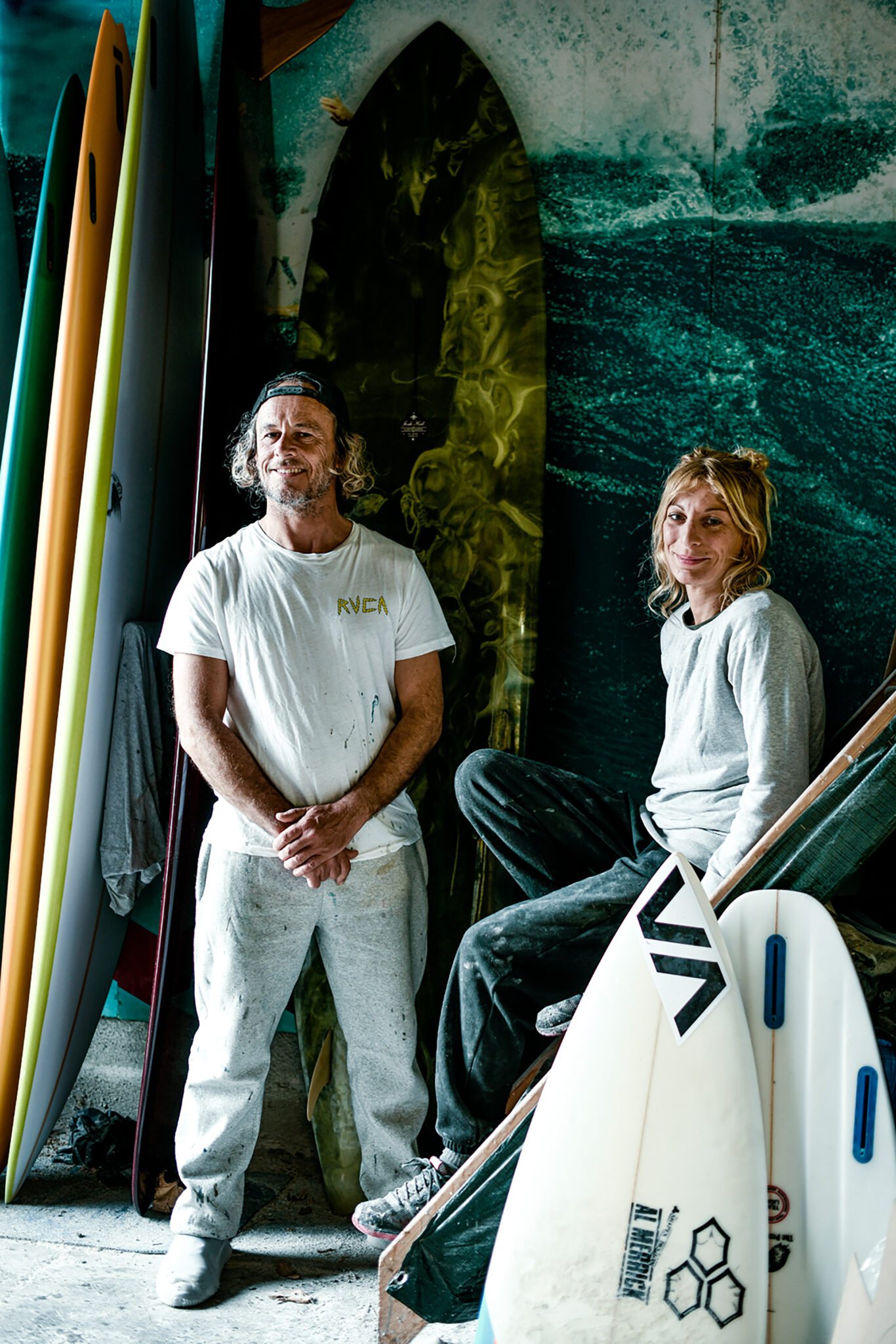 Reportage industriel sur la chaine de production de glassage de surfboards. Portrait de Fab Morous, shaper chez Blend Glassing.