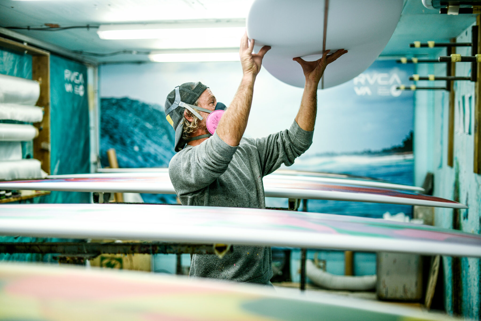 Reportage industriel sur la chaine de production de glassage de surfboards. Fab Morous, shaper chez Blend Glassing.