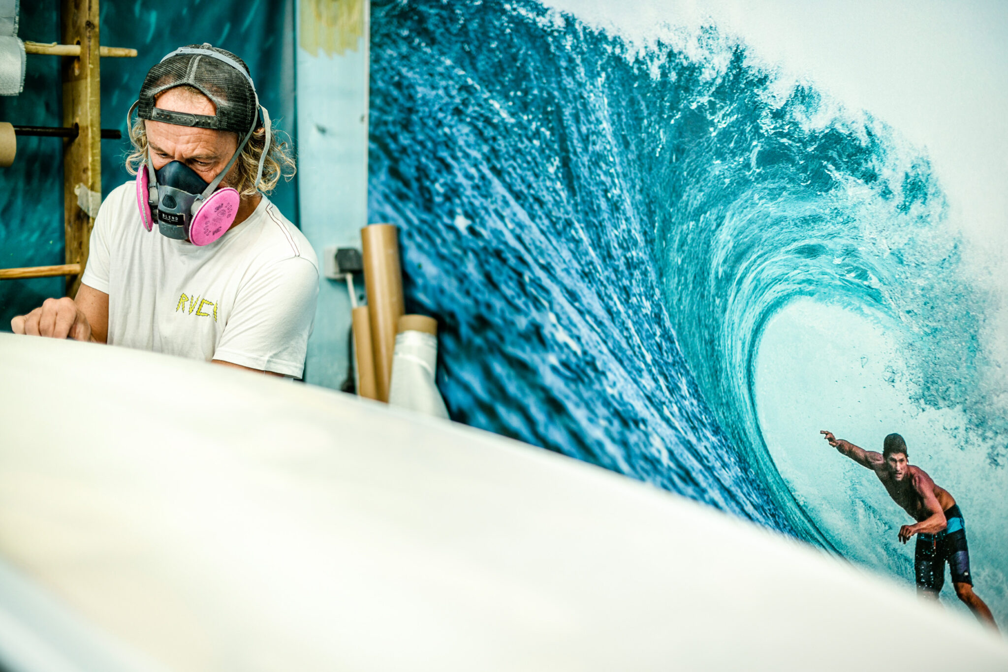Photographe industriel sur la chaine de production de glassage de surfboards. Fab Morous, shaper chez Blend Glassing.