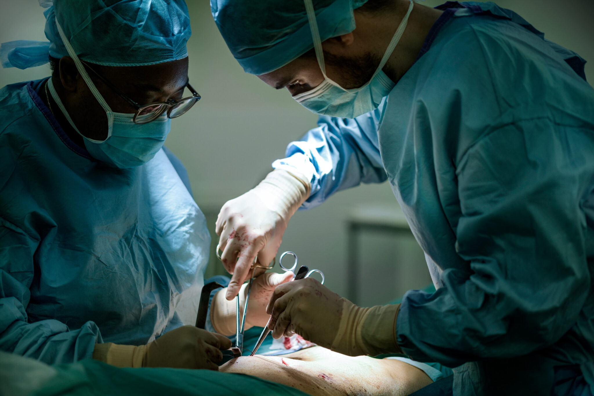 Photo médicale professionnelle au bloc opératoire.