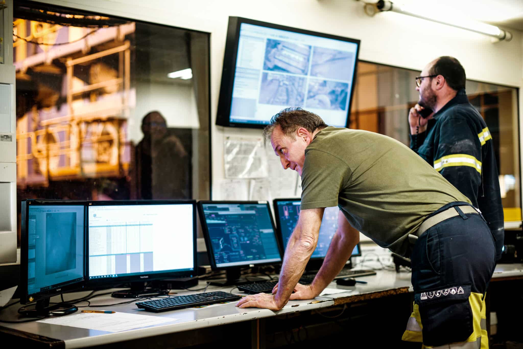 Reportage photo métier sur site industriel international. salle de contrôle chez Fibre Excellence à saint Gaudens.