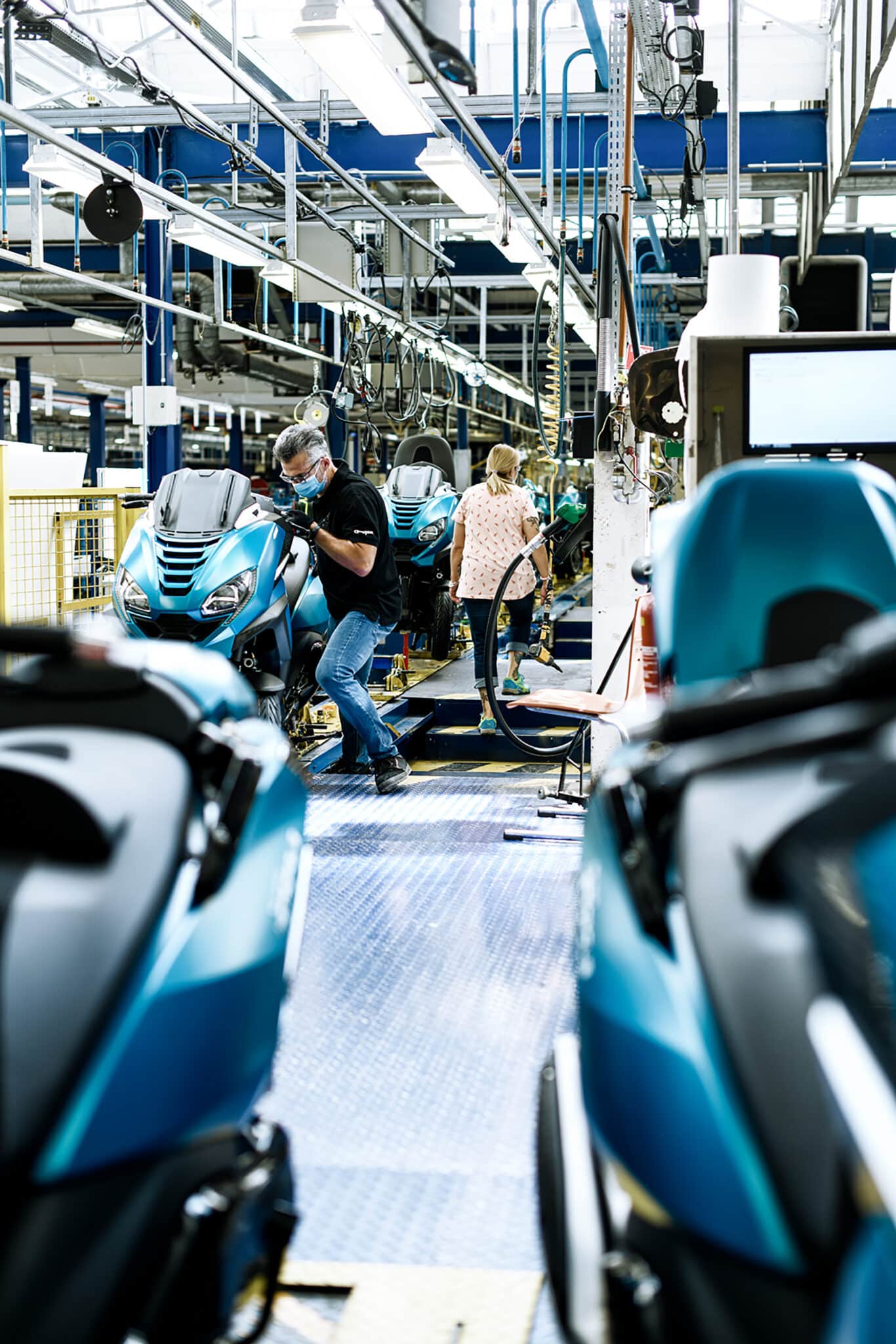 Reportage photographe industriel en usine sur la chaine de production de Peugeot pour le scooter Métropolis.