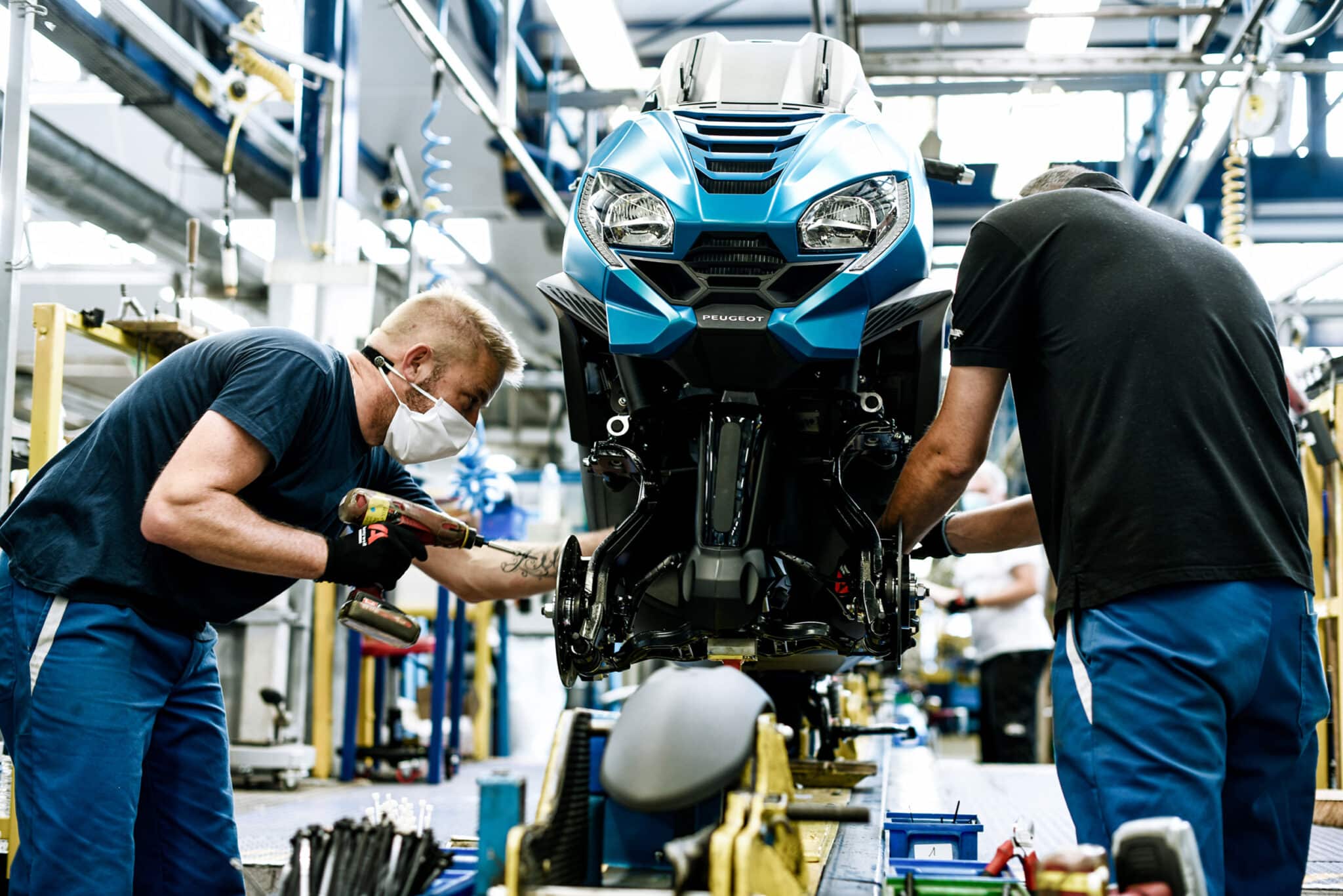 Reportage photographe professionnel sur la chaine de montage de Peugeot.