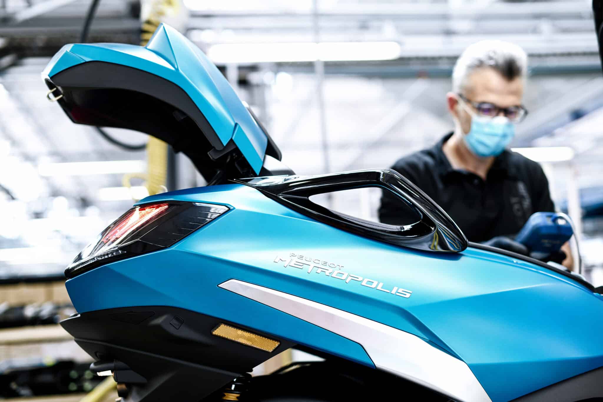 Reportage photo professionnel sur la chaine d'assemblage du scooter Metropolis de Peugeot.