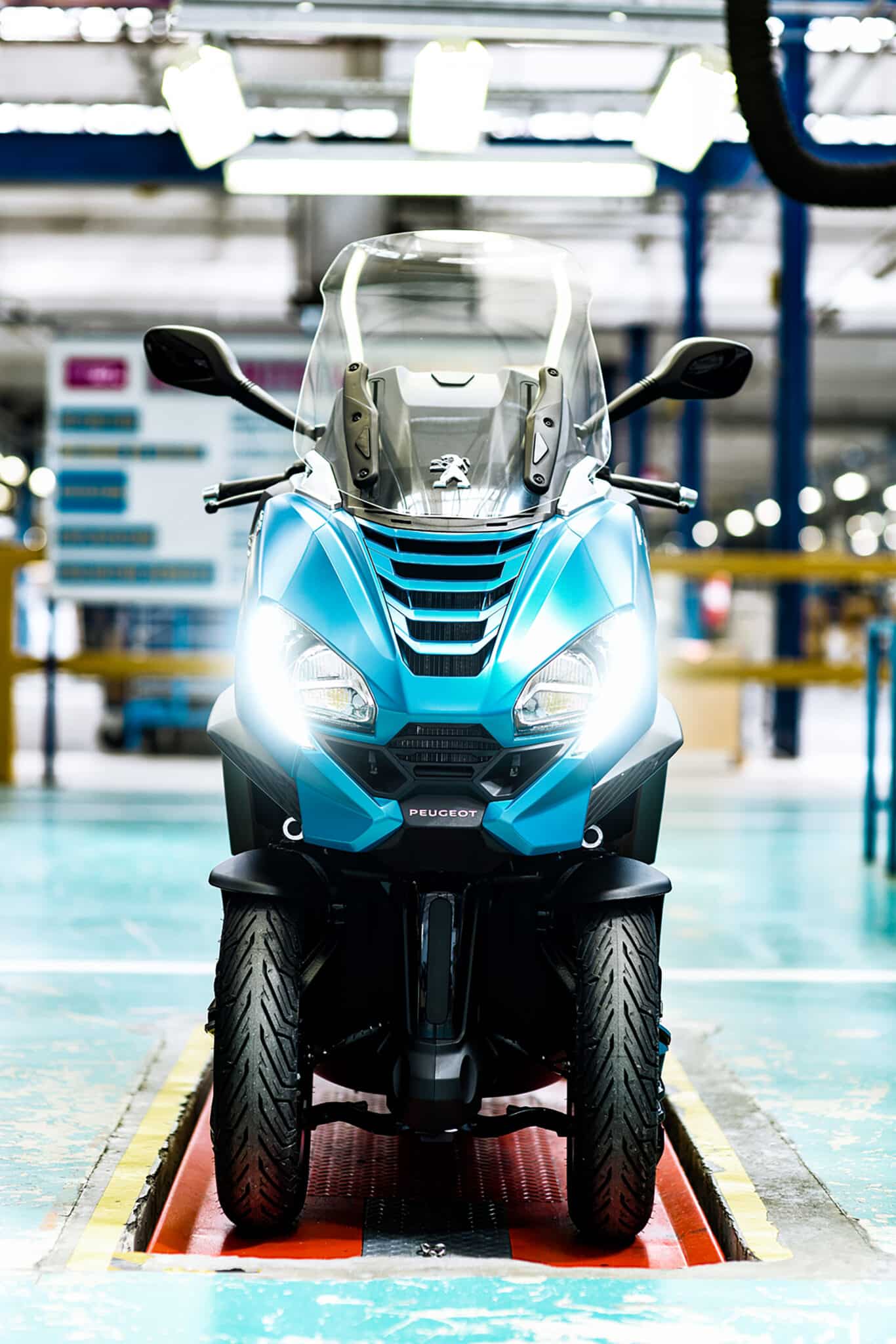 Reportage photo sur la chaine d'assemblage du scooter métropolis de Peugeot..