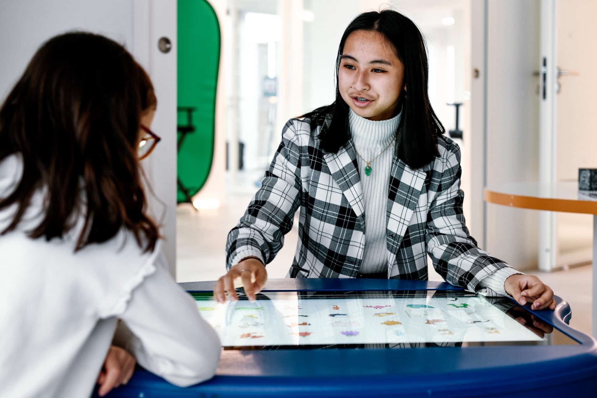 Reportage corporate à Paris. Apprentissage des outils numériques chez Unowhy.