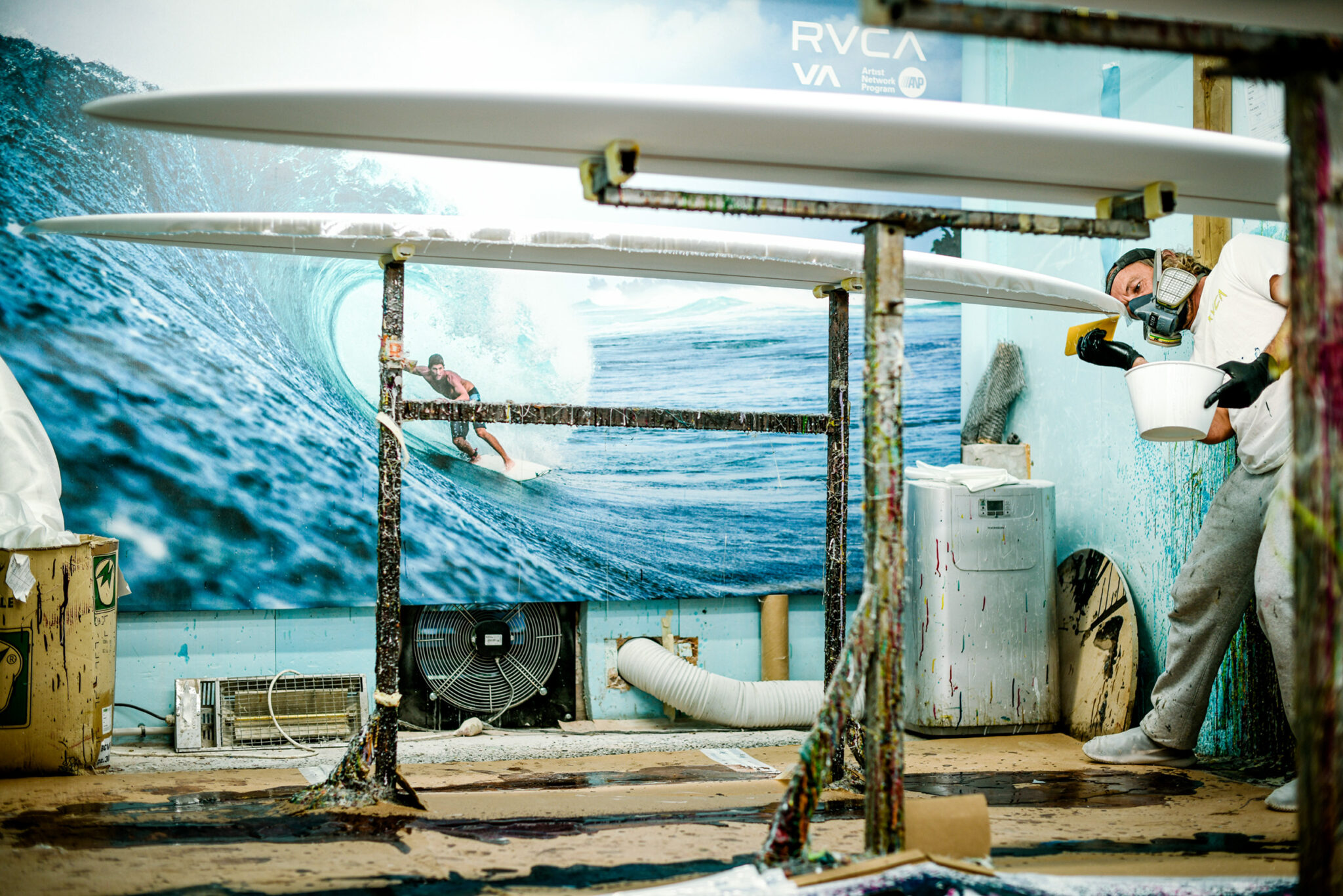 Reportage photo en usine sur la chaine de production de glassage de surfboards. Fab Morous, shaper chez Blend Glassing.