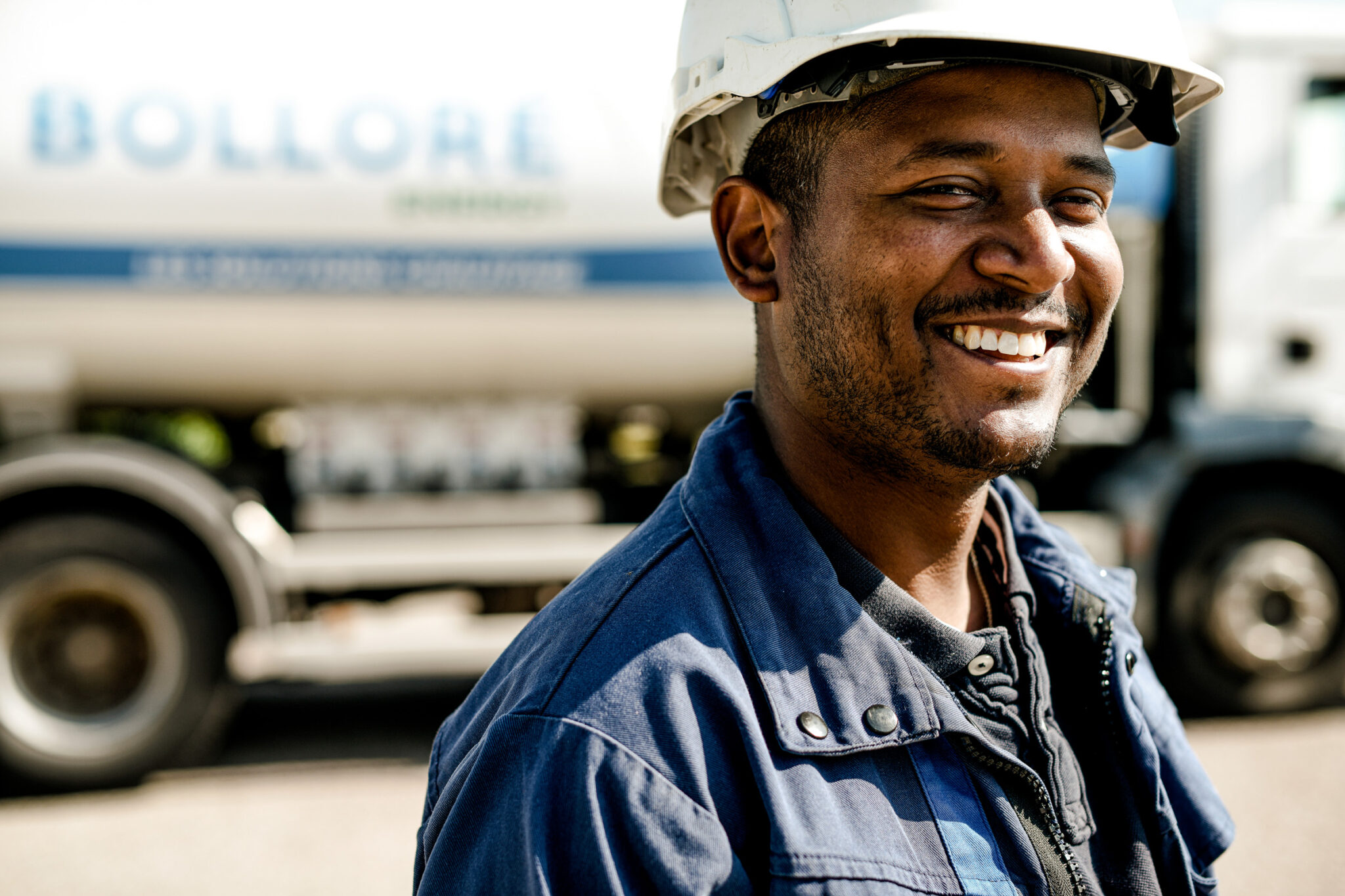 Photo homme de terrain sur site industriel. Photographe professionnel sur la chaine de distribution de Bolloré Energy.
