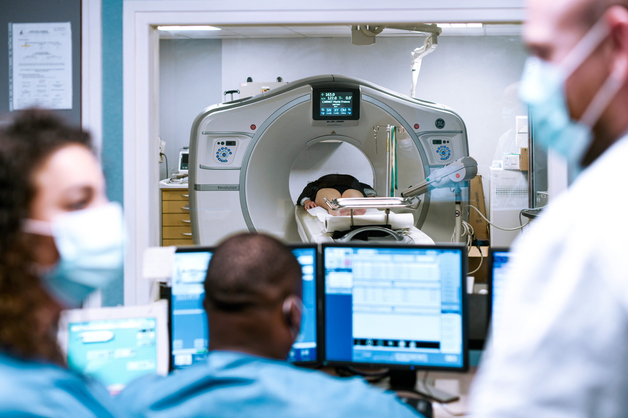 Reportage professionnel médical à Paris. Salle de scanner à la Clinique Alleray-Labrouste.