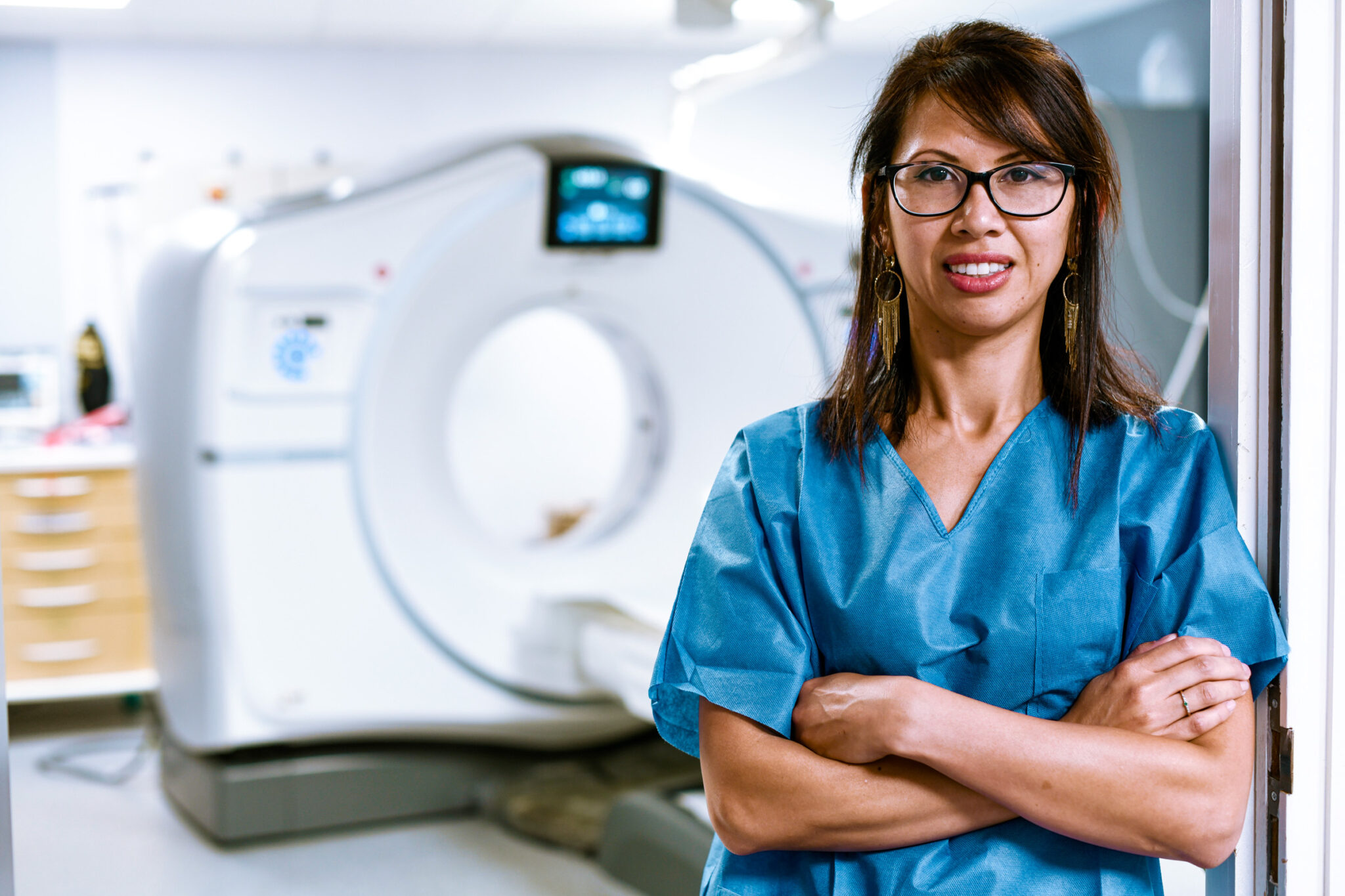 Reportage professionnel Santé. Portait d'une aide soignante en salle d'IRM de la Clinique Alleray-Labrouste.