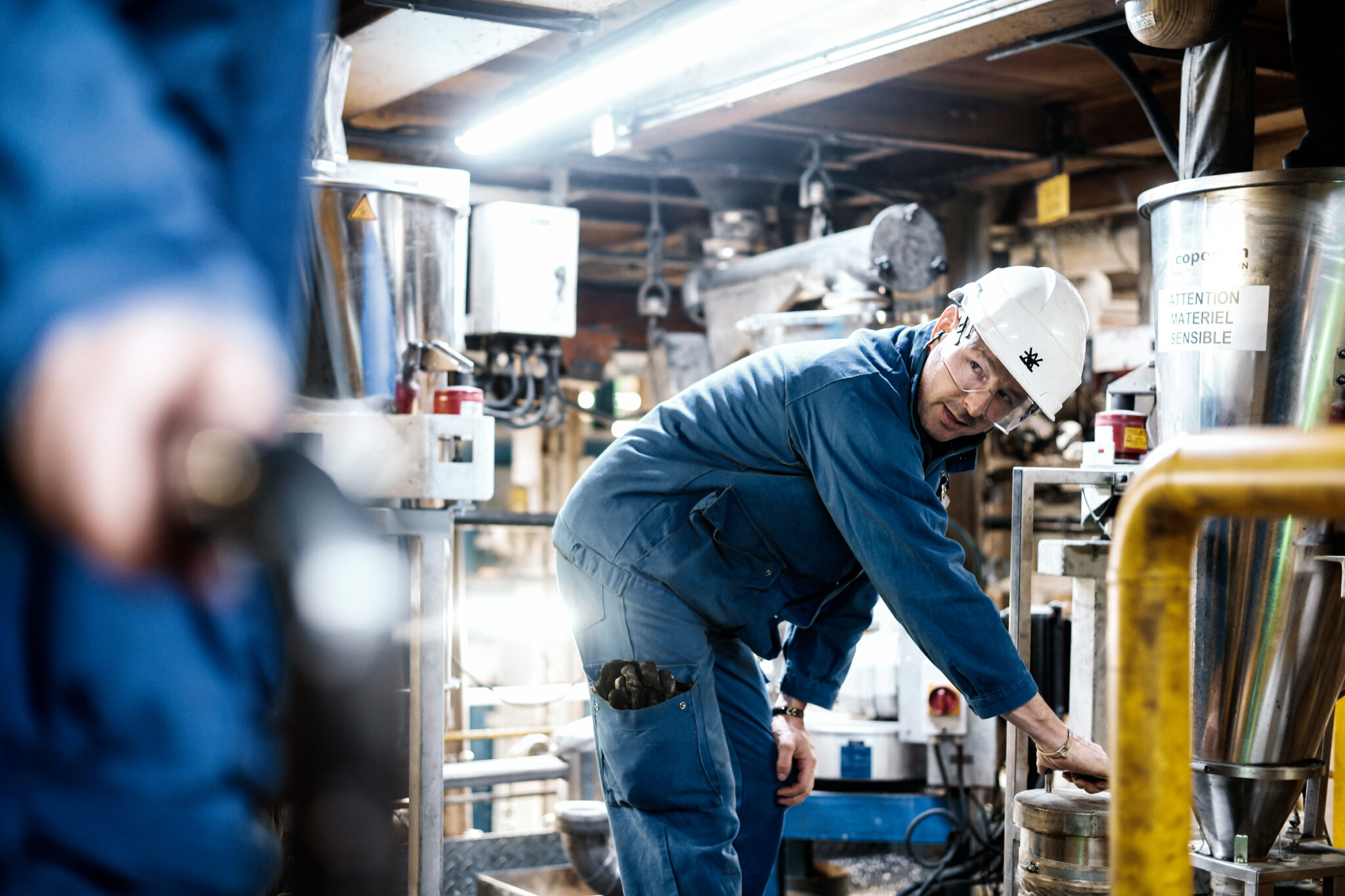 DOMO, distribution de produits pétrochimiques. Photo homme de terrain sur site industriel.