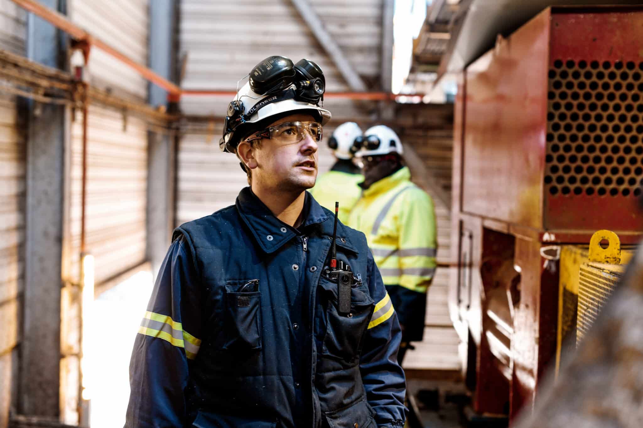 Reportage photographe dans une usine. Intervention équipe de maintenance.