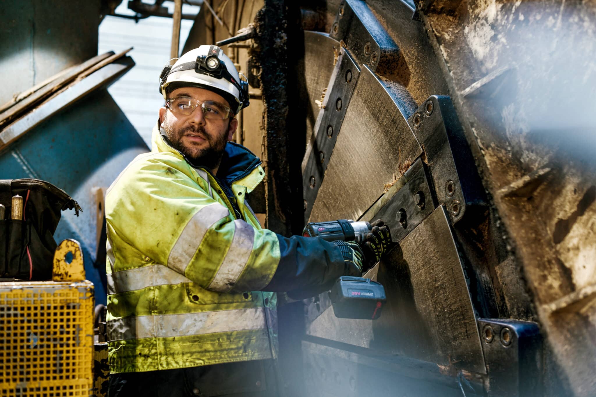 Reportage photo en usine. Intervention maintenance sur la broyeuse.