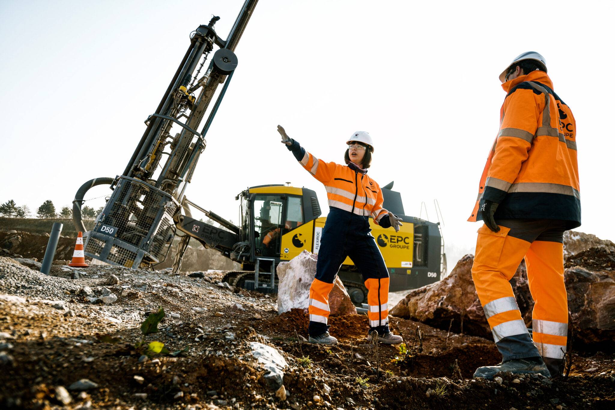 Photographe industriel. Forage-minage dans une carrière pour un tir d'explosif par EPC Groupe.