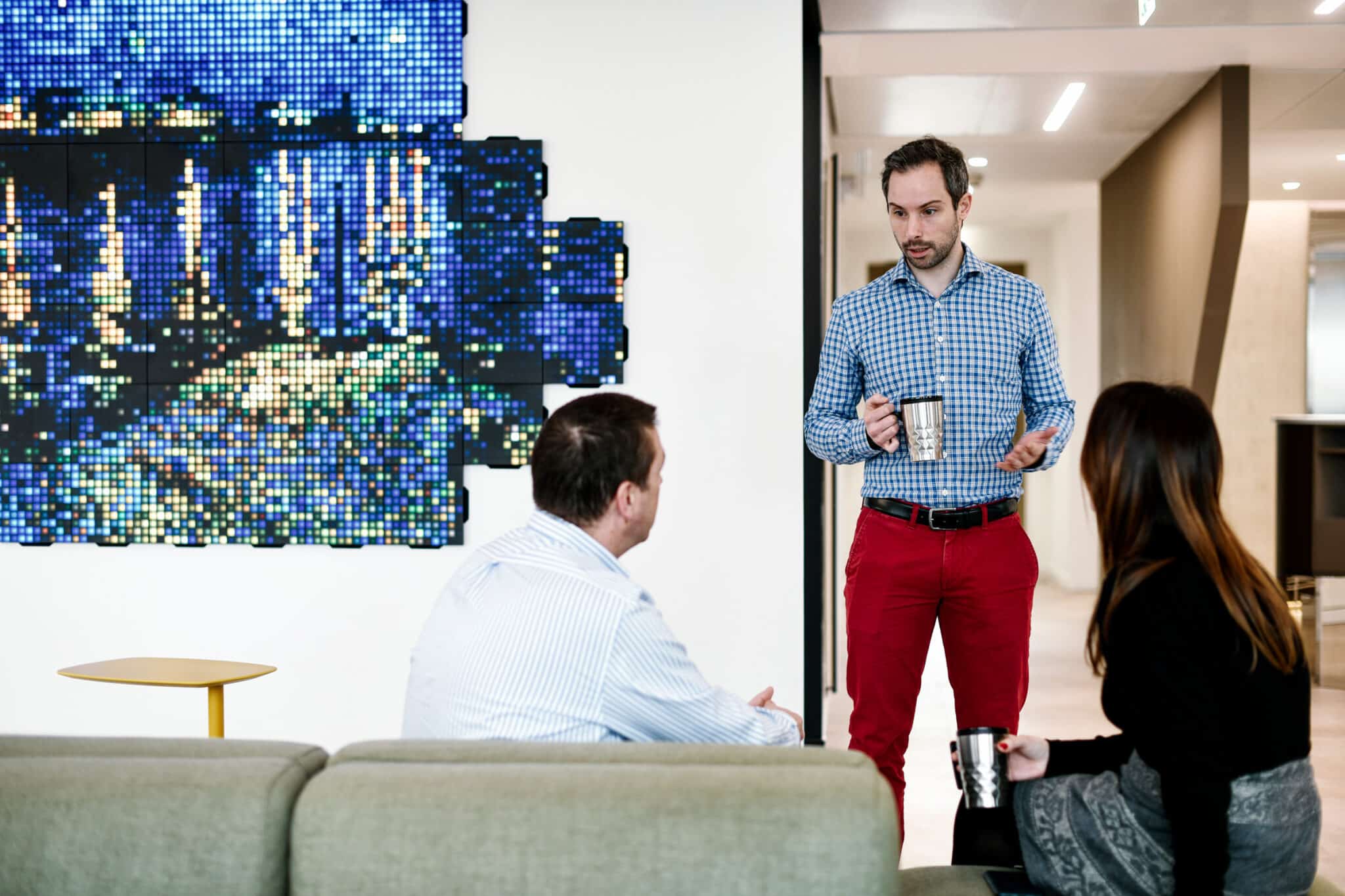 Photographe corporate à Paris. Ambiance de travail dans les bureaux de Unowhy.